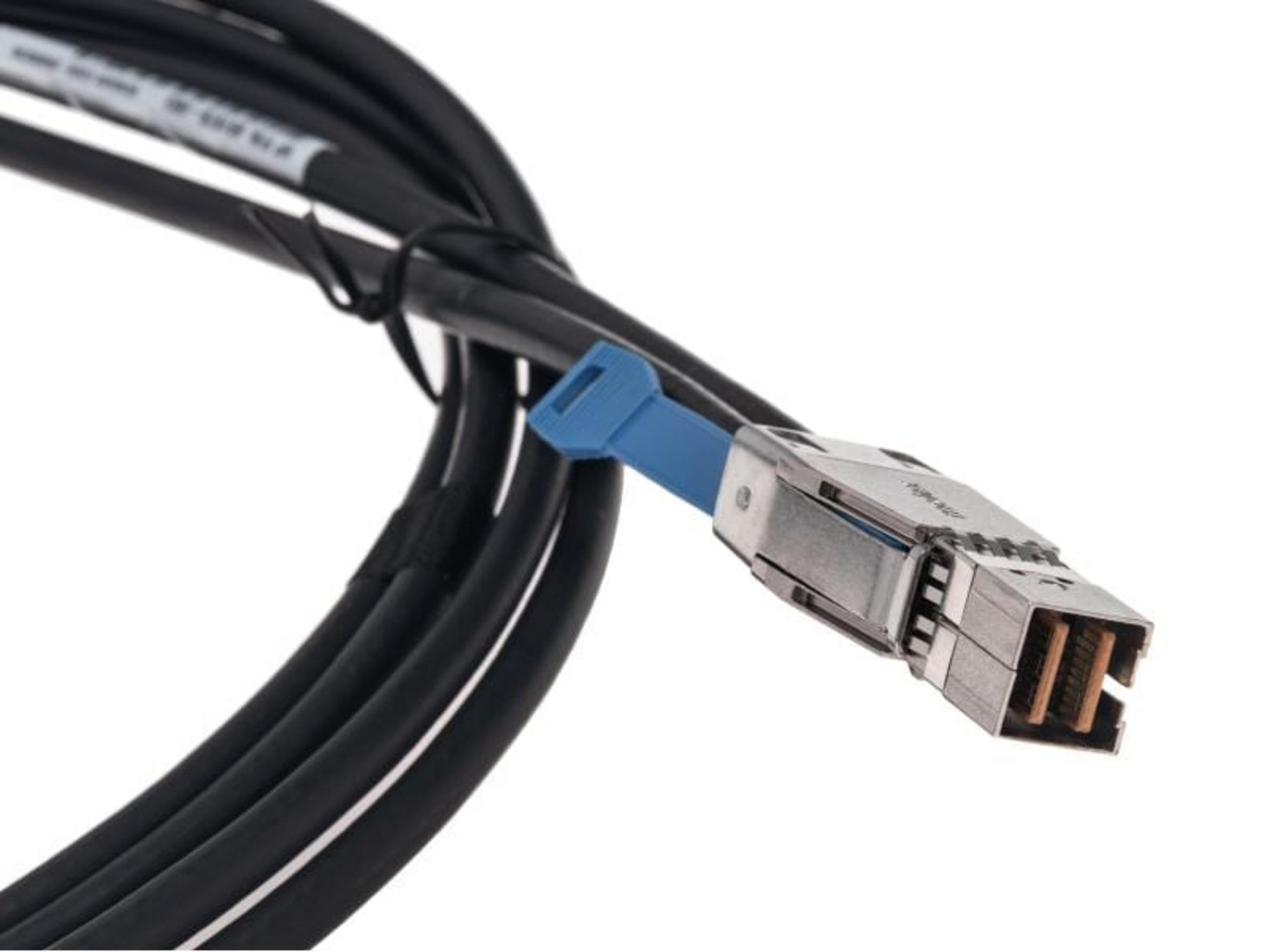 Un cable negro con un conector plateado y una pestaña azul.