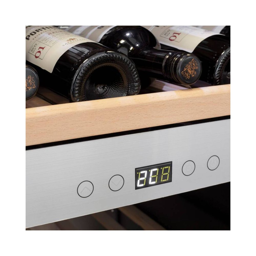 Weinregal mit Flaschen und digitaler Anzeige