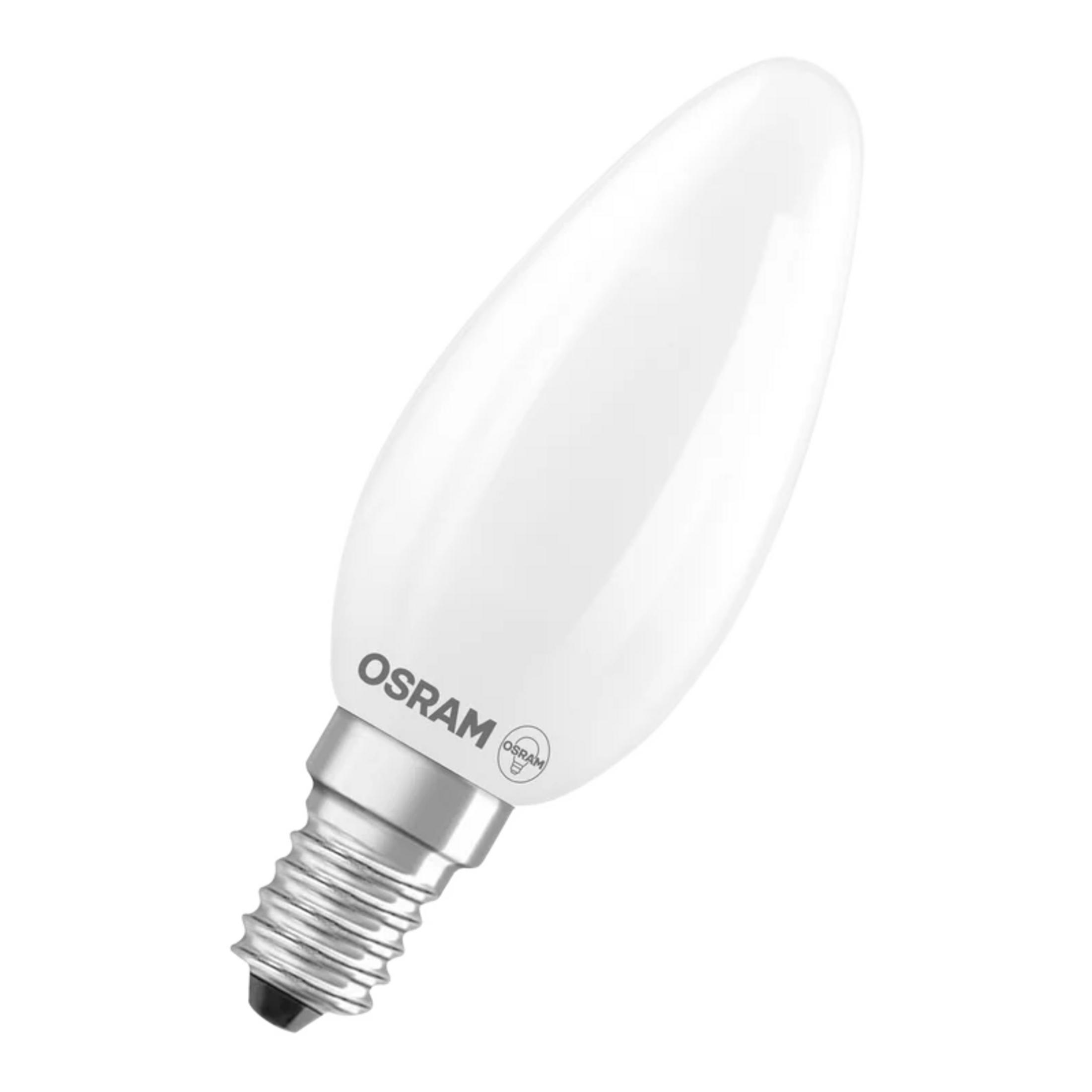 Una lampadina Osram bianca a candela con base E14 su sfondo bianco.