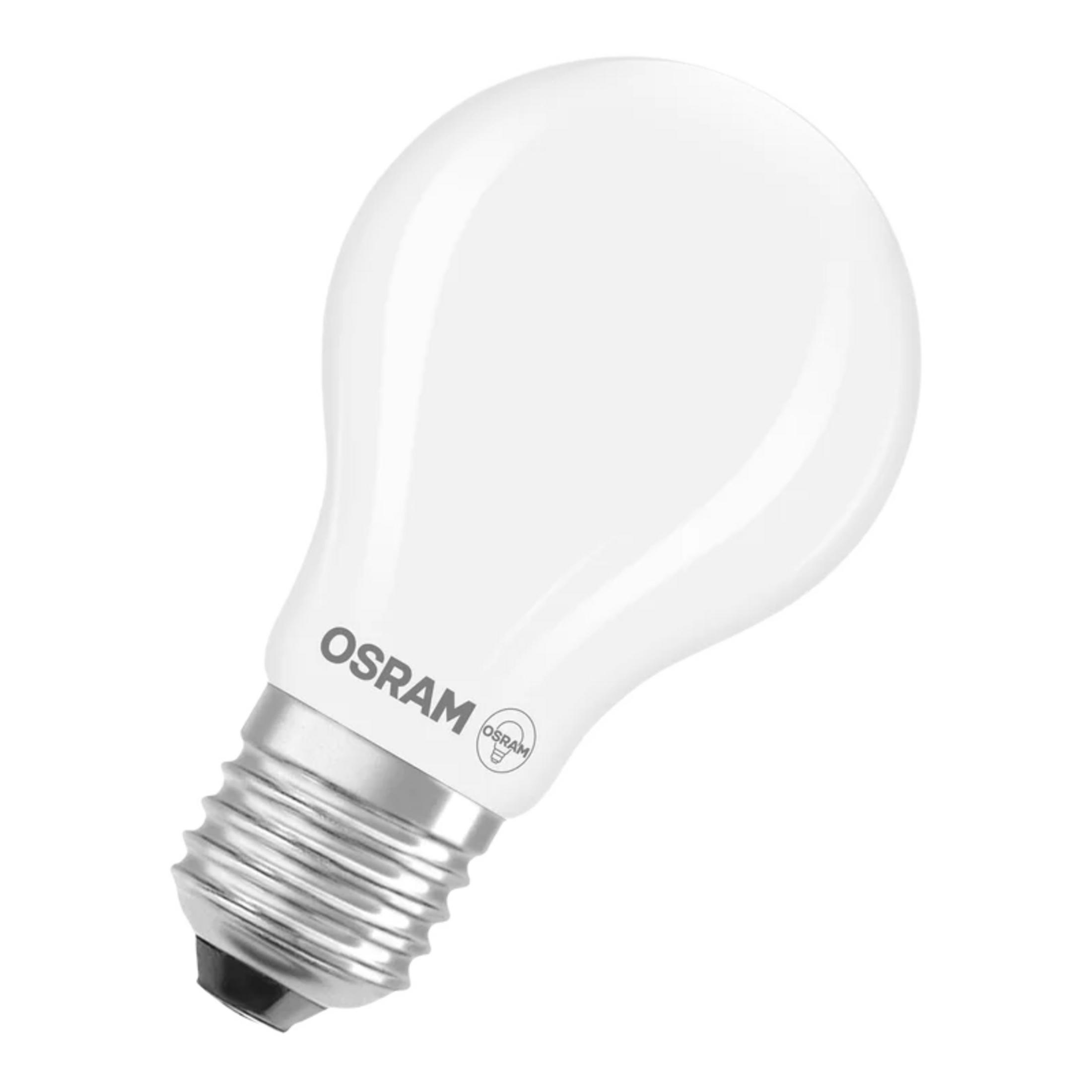 Una lampadina Osram bianca con base a vite metallica su sfondo bianco.