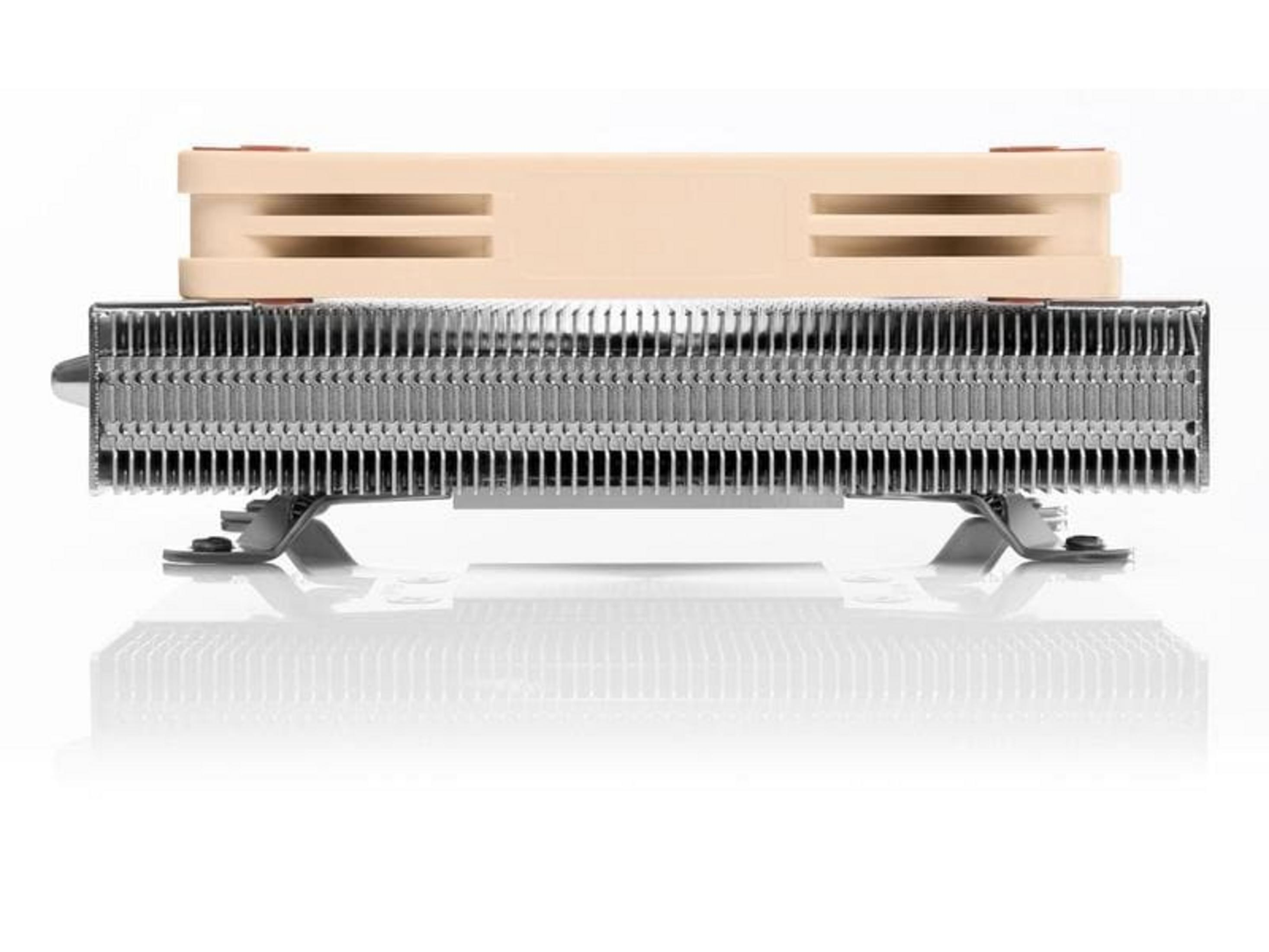 Beżowy wentylator spoczywa na srebrnym radiatorze z metalowymi żeberkami.