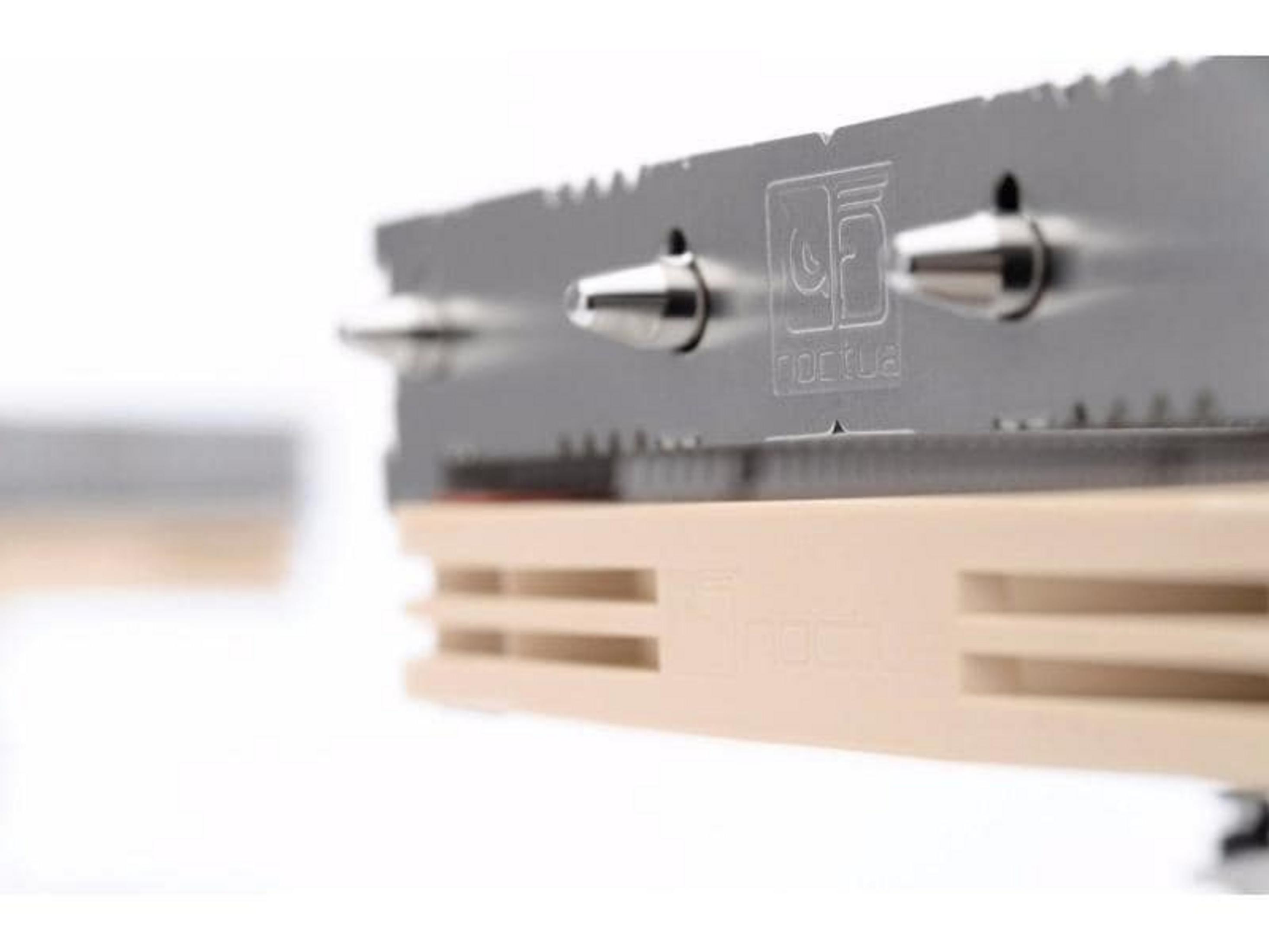 Srebrny radiator CPU z logo Noctua, zbliżenie.