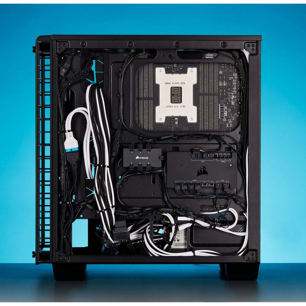 Obudowa komputera z otwartym panelem bocznym, ukazująca wewnętrzne komponenty.