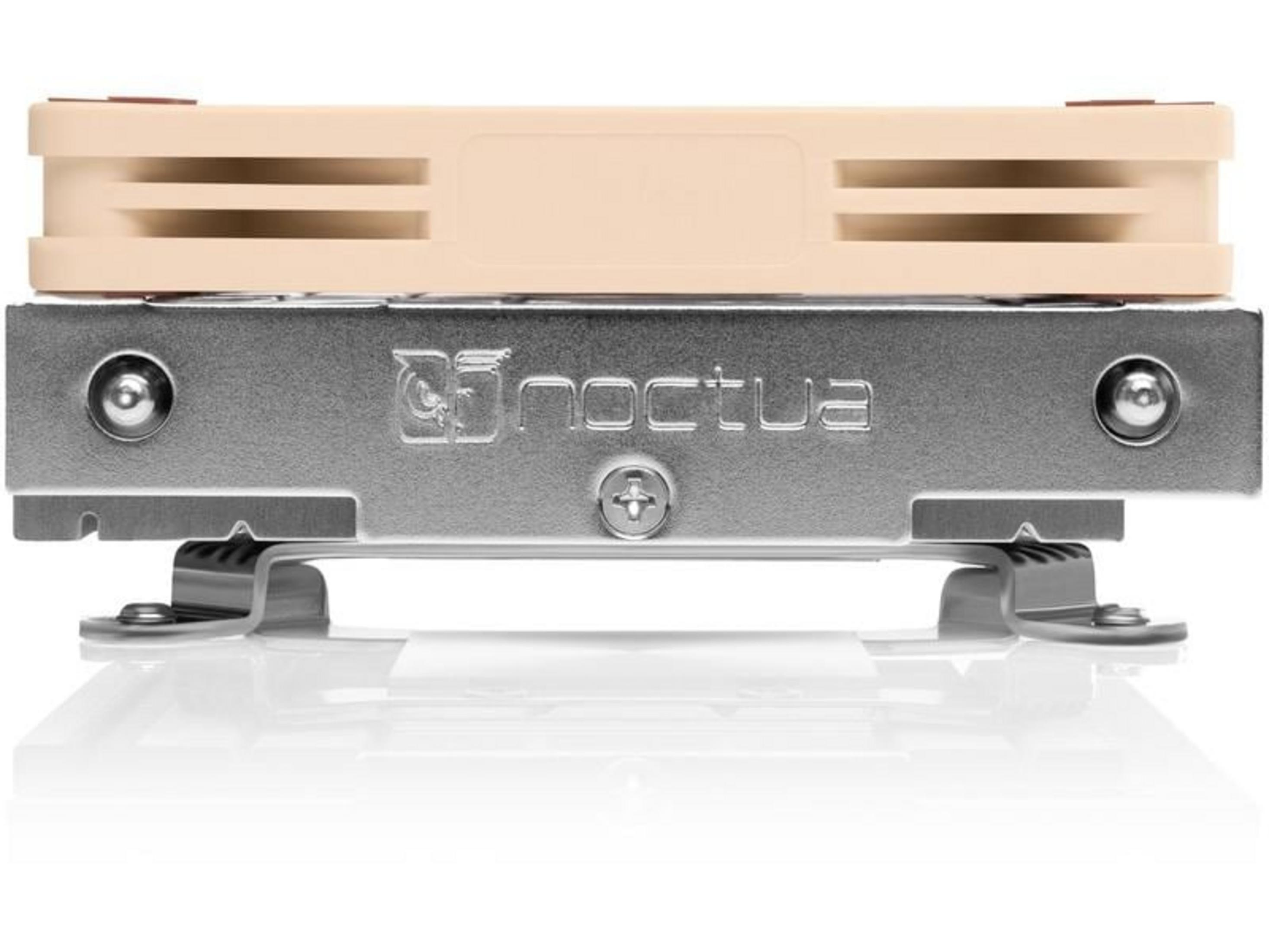 Jasny wentylator PC z metalową srebrną ramką i beżowymi łopatkami.