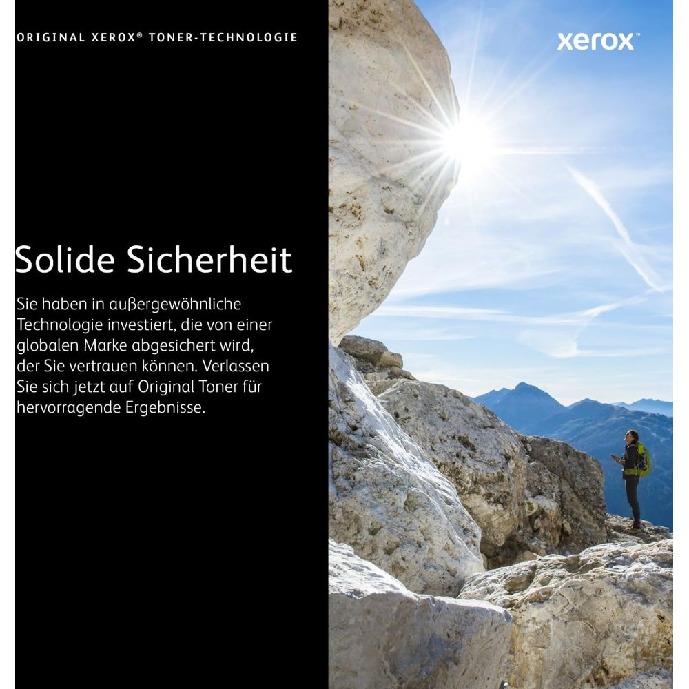 Turystka stoi na skale, w tle słońce i góry.