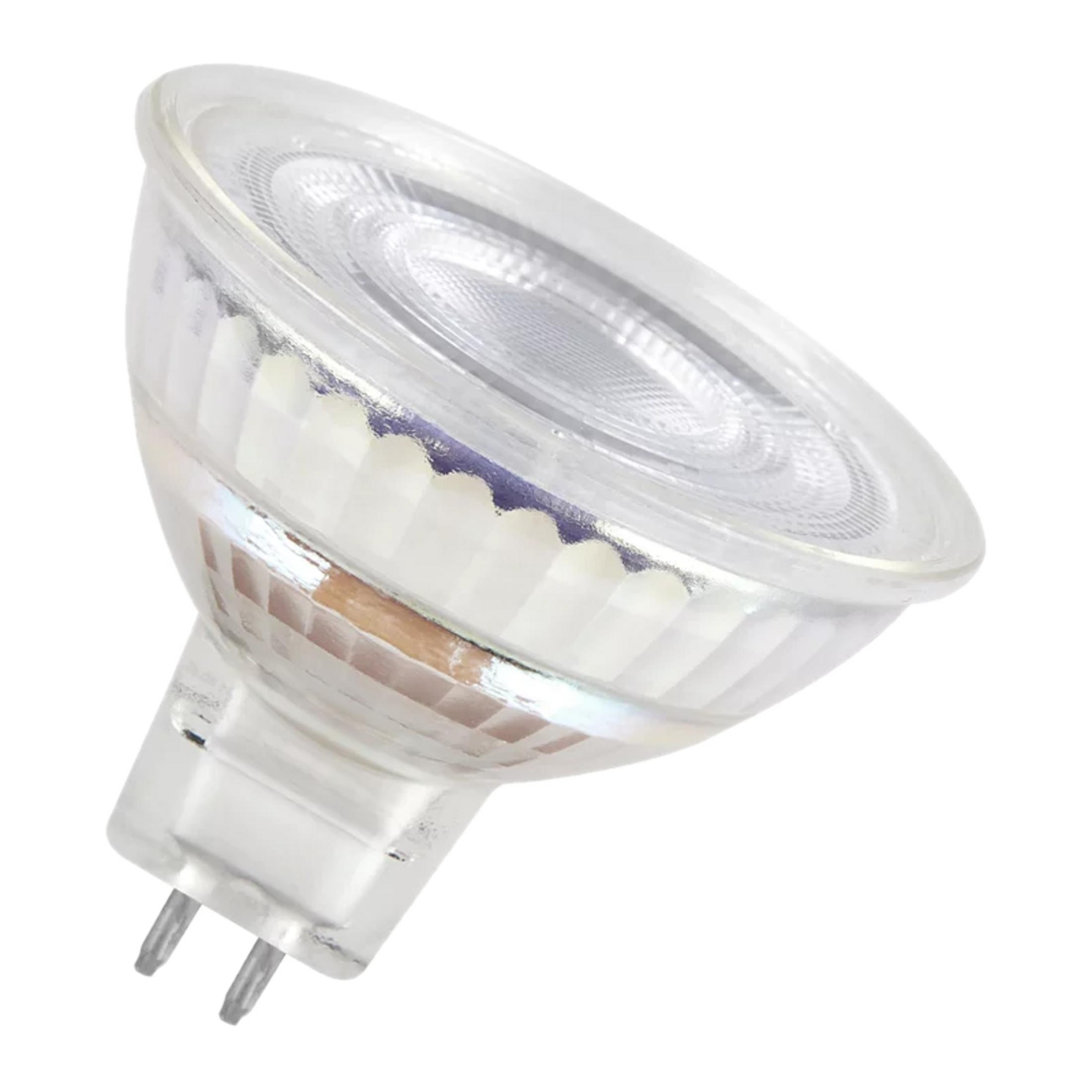 Un faretto LED GU10 trasparente con due pin metallici su sfondo bianco.