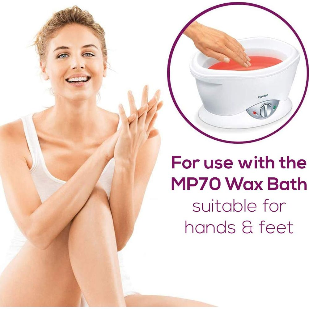 Donna con le mani giunte, accanto a un bagno di cera con una mano immersa.
