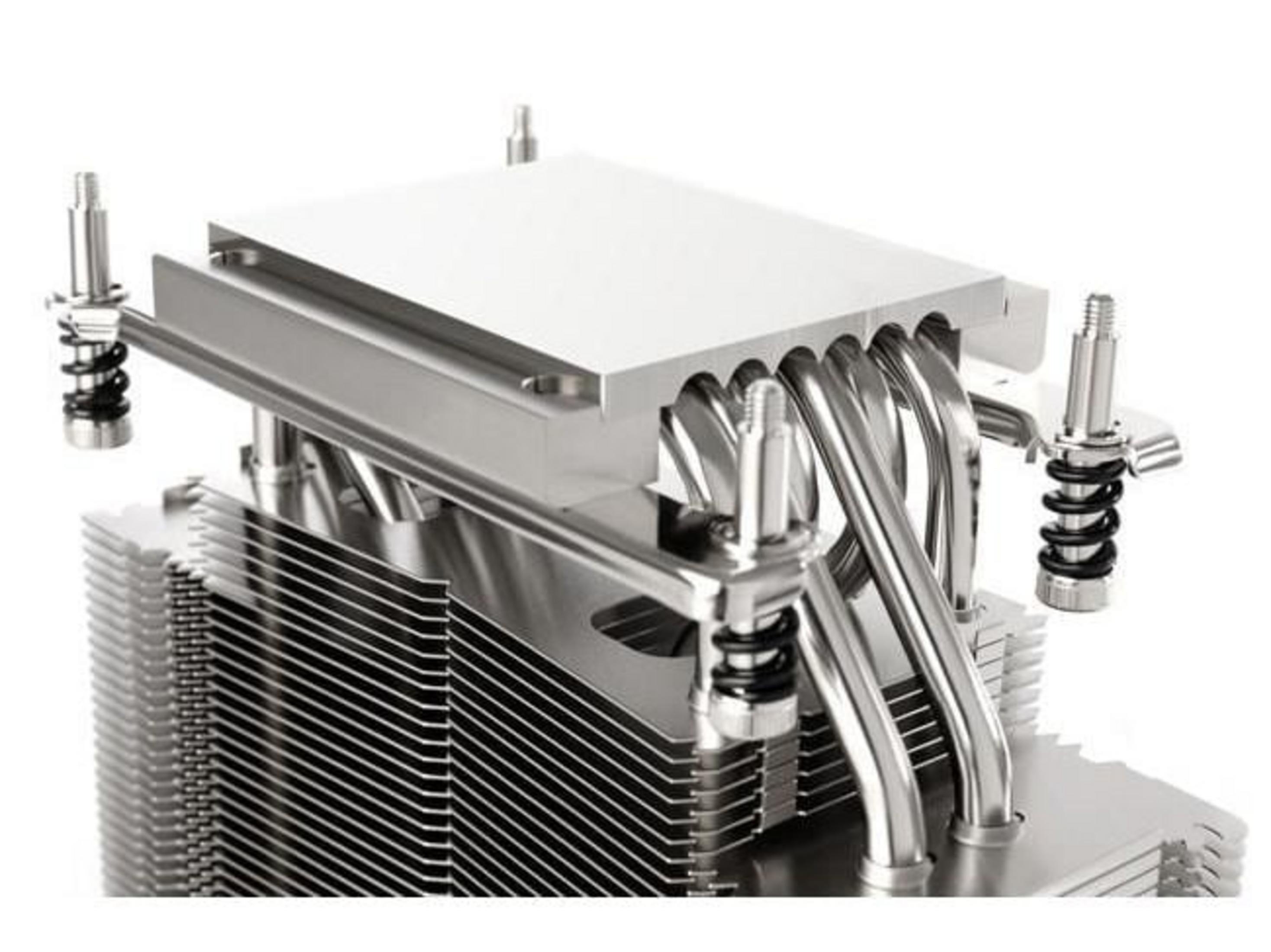Srebrny cooler CPU z rurkami cieplnymi i żeberkami.