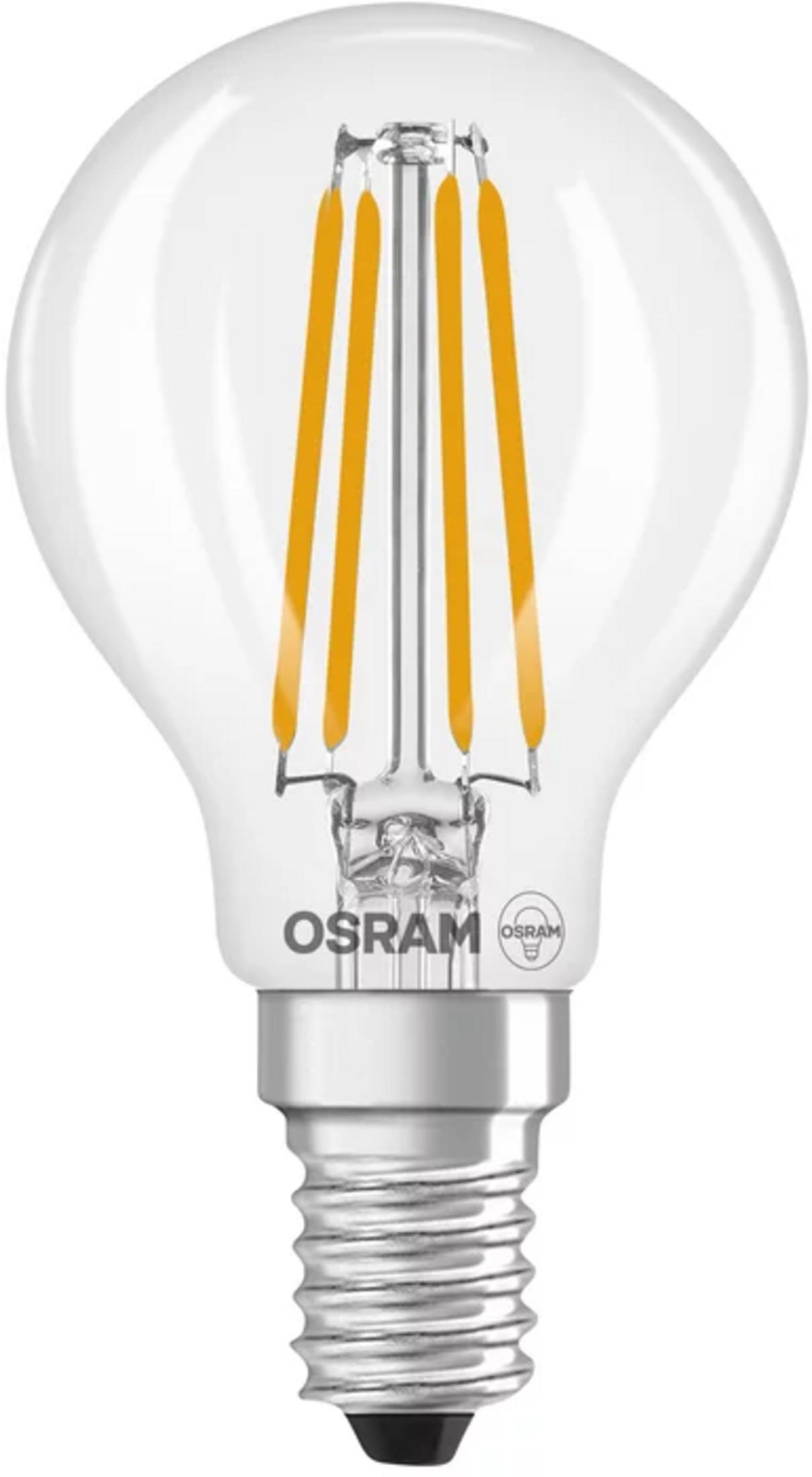 Eine klare LED-Glühbirne mit Filamenten und silbernem Sockel.