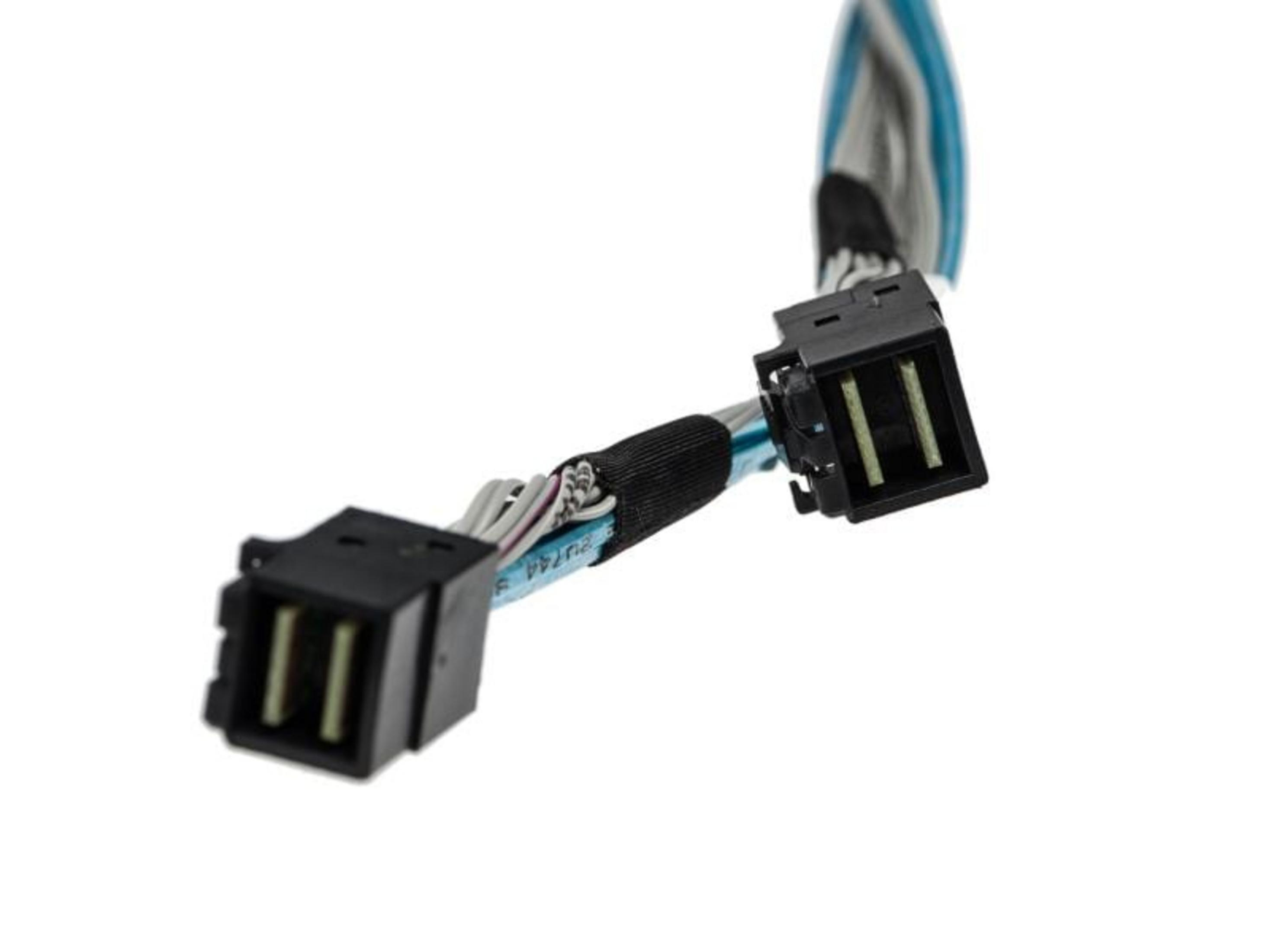 Zwei schwarze Stecker mit Kabeln in Blau, Grau und Weiß auf weißem Hintergrund.