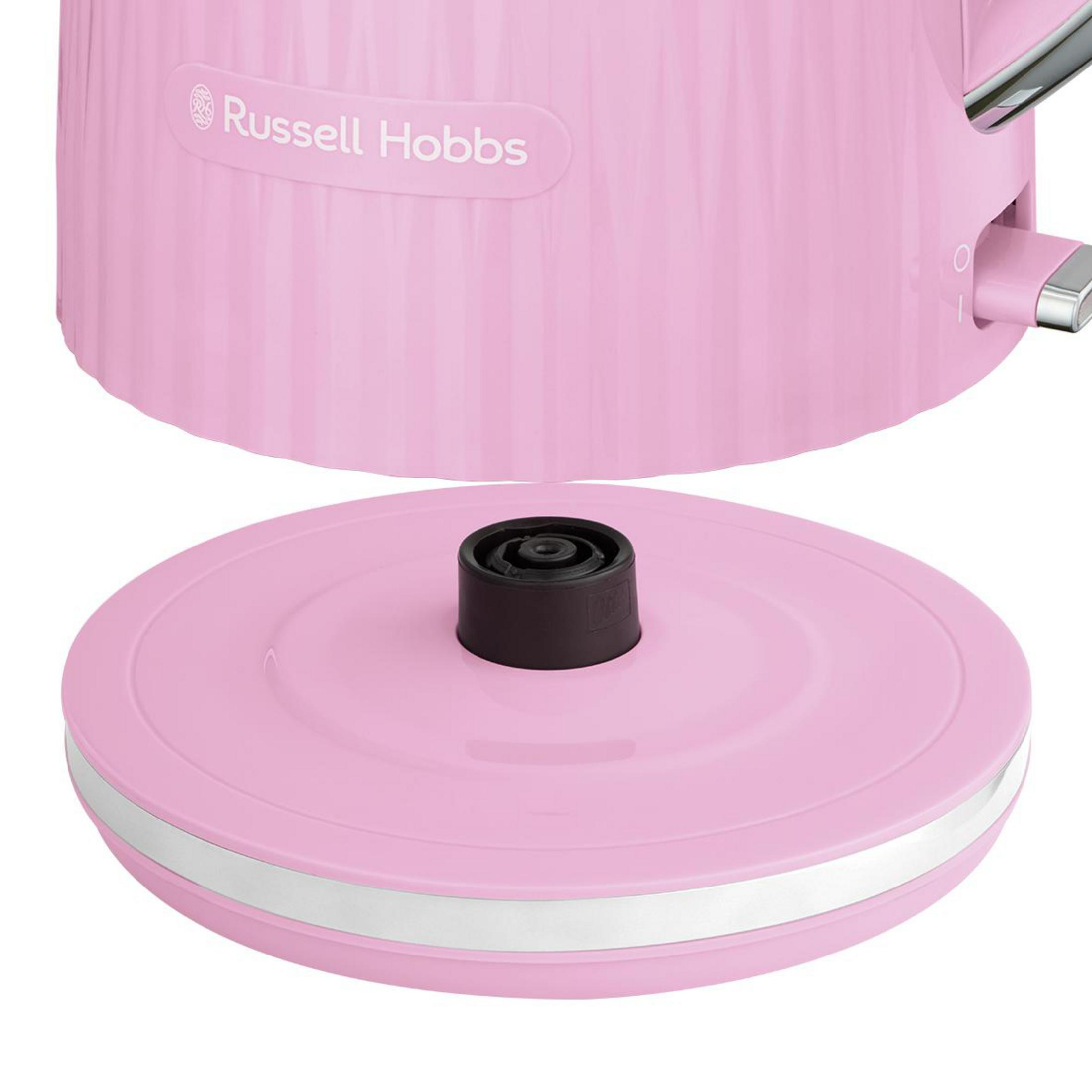 Un bollitore rosa con logo Russell Hobbs e accenti argentati.