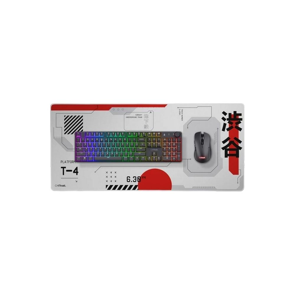 Une souris gaming et un clavier RVB reposent sur un tapis blanc avec des caractères japonais.