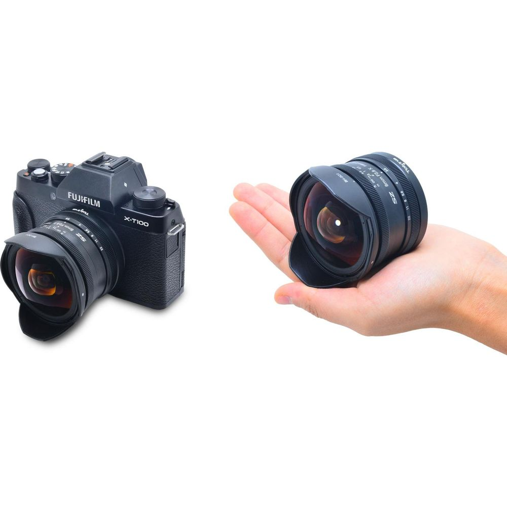 Czarny aparat Fujifilm i obiektyw w dłoni na białym tle.