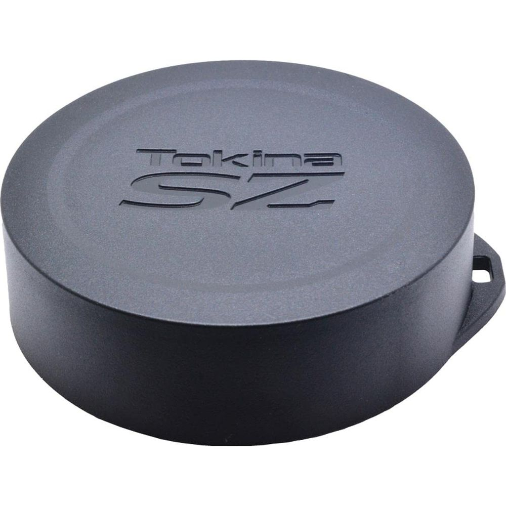 Czarna osłona obiektywu Tokina SZ z logo, na białym tle.