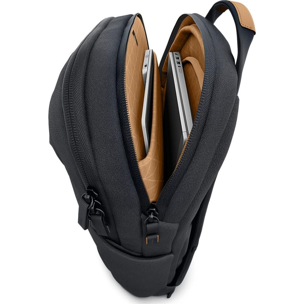 Mochila negra con compartimento abierto que muestra portátil y tableta en forro tostado.