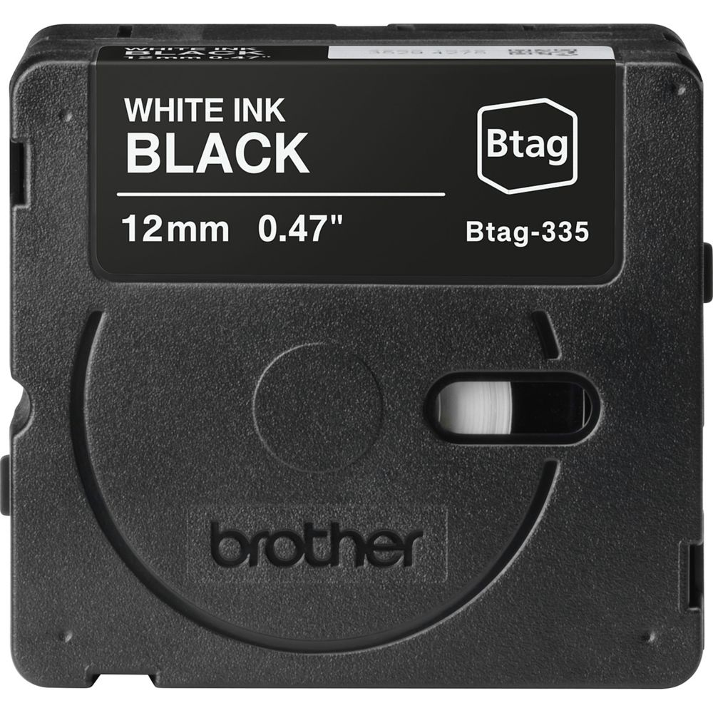 Czarna taśma Brother z białym napisem, szerokość 12mm.