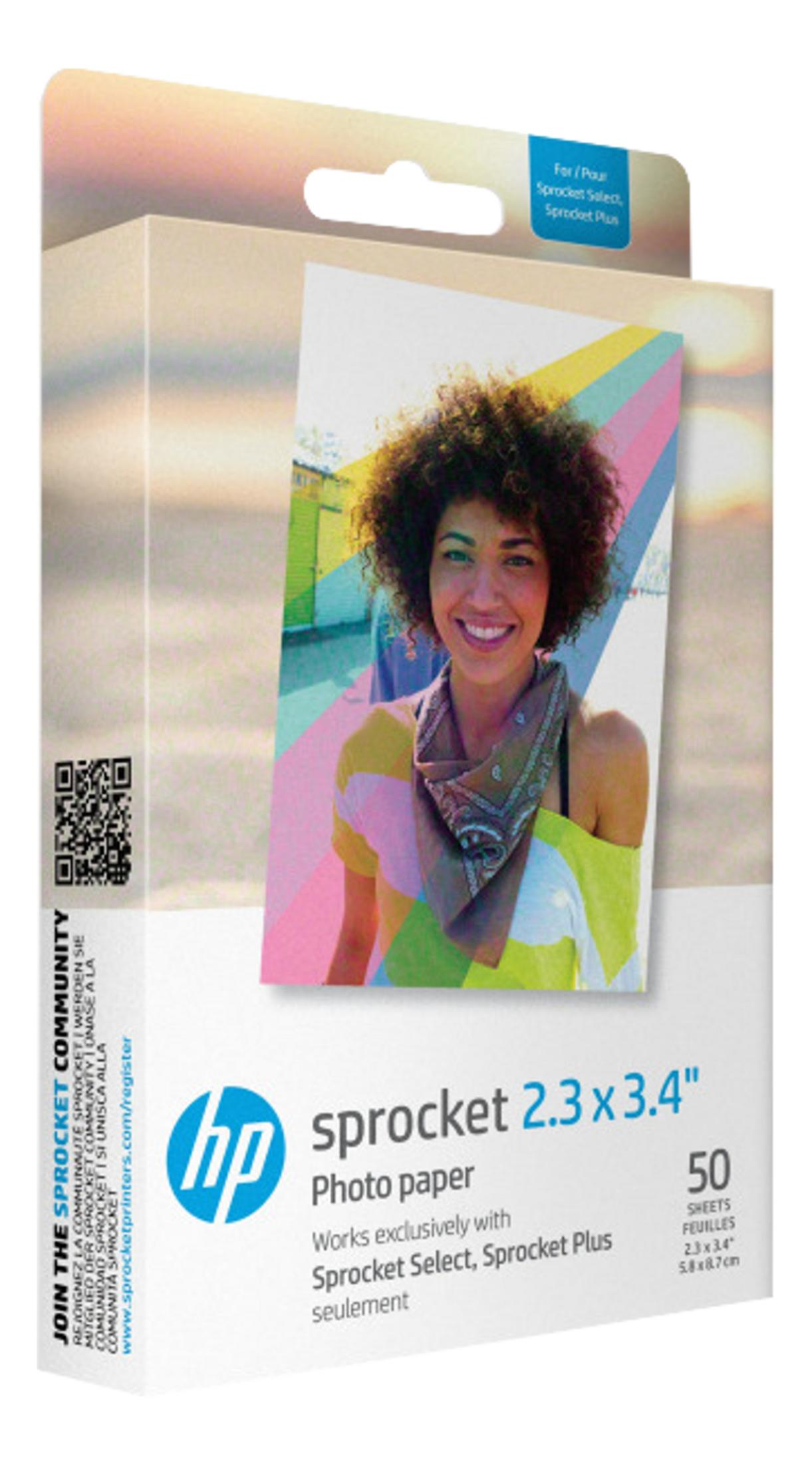 Opakowanie papieru fotograficznego HP Sprocket 2,3x3,4 cala z uśmiechniętą kobietą.