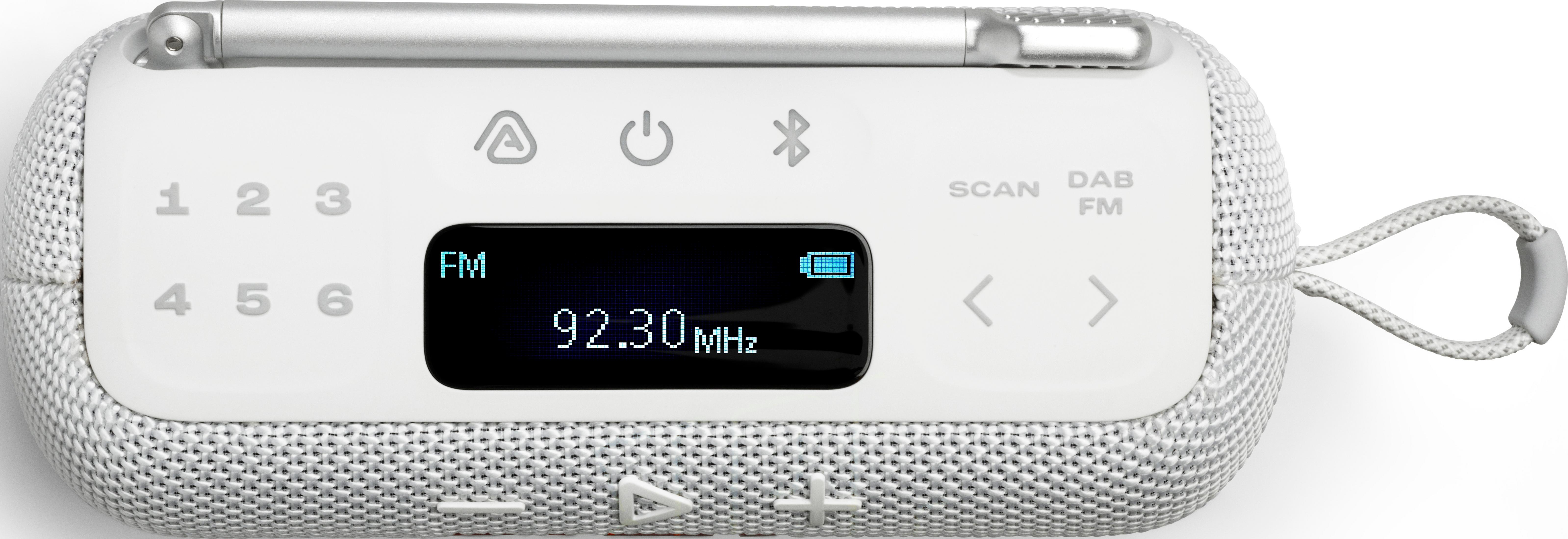 Altavoz portátil blanco con radio FM, muestra 92.30MHz y nivel de batería.