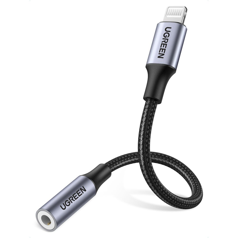 Lightning konektörlü ve 3,5 mm jaklı siyah bir UGREEN kablosu.