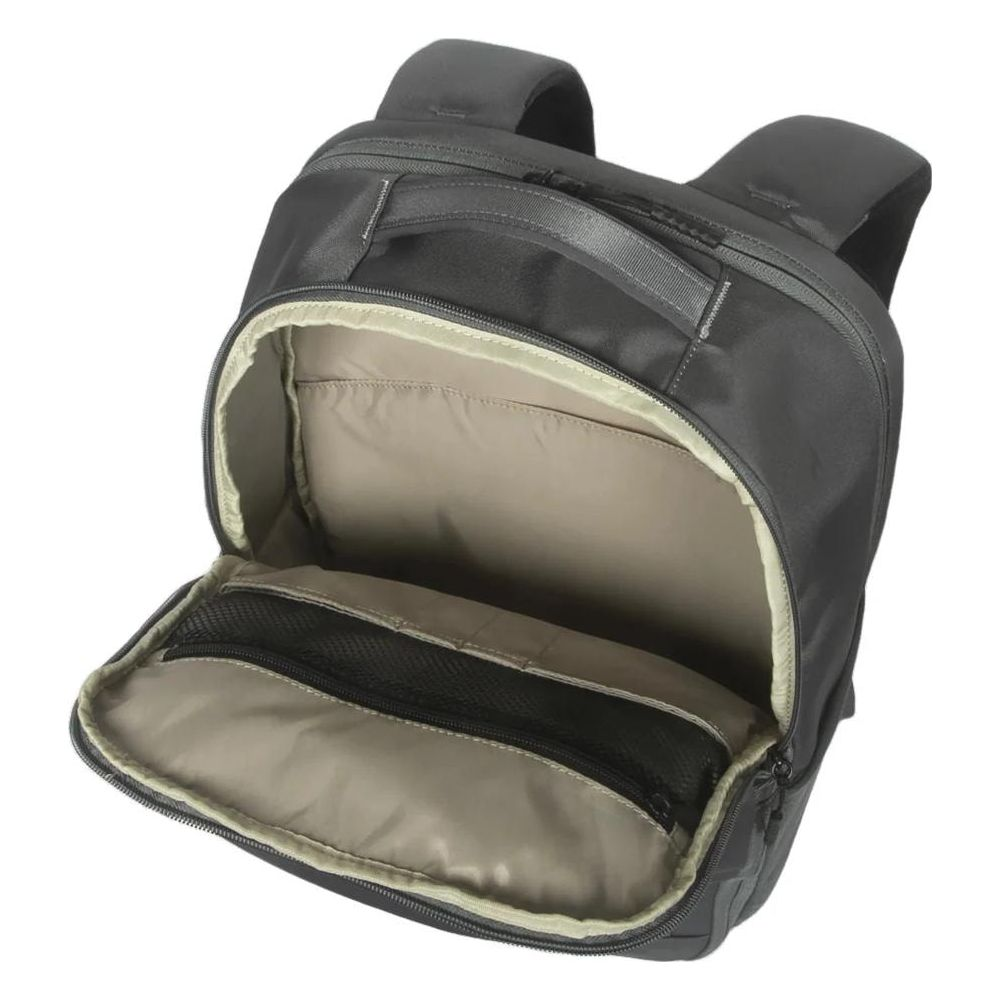 Una mochila gris con el compartimento principal y un bolsillo de red abiertos.