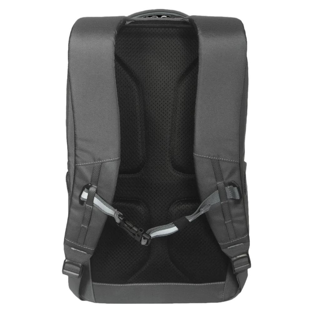 Mochila gris desde atrás, con correas acolchadas y correa de pecho.