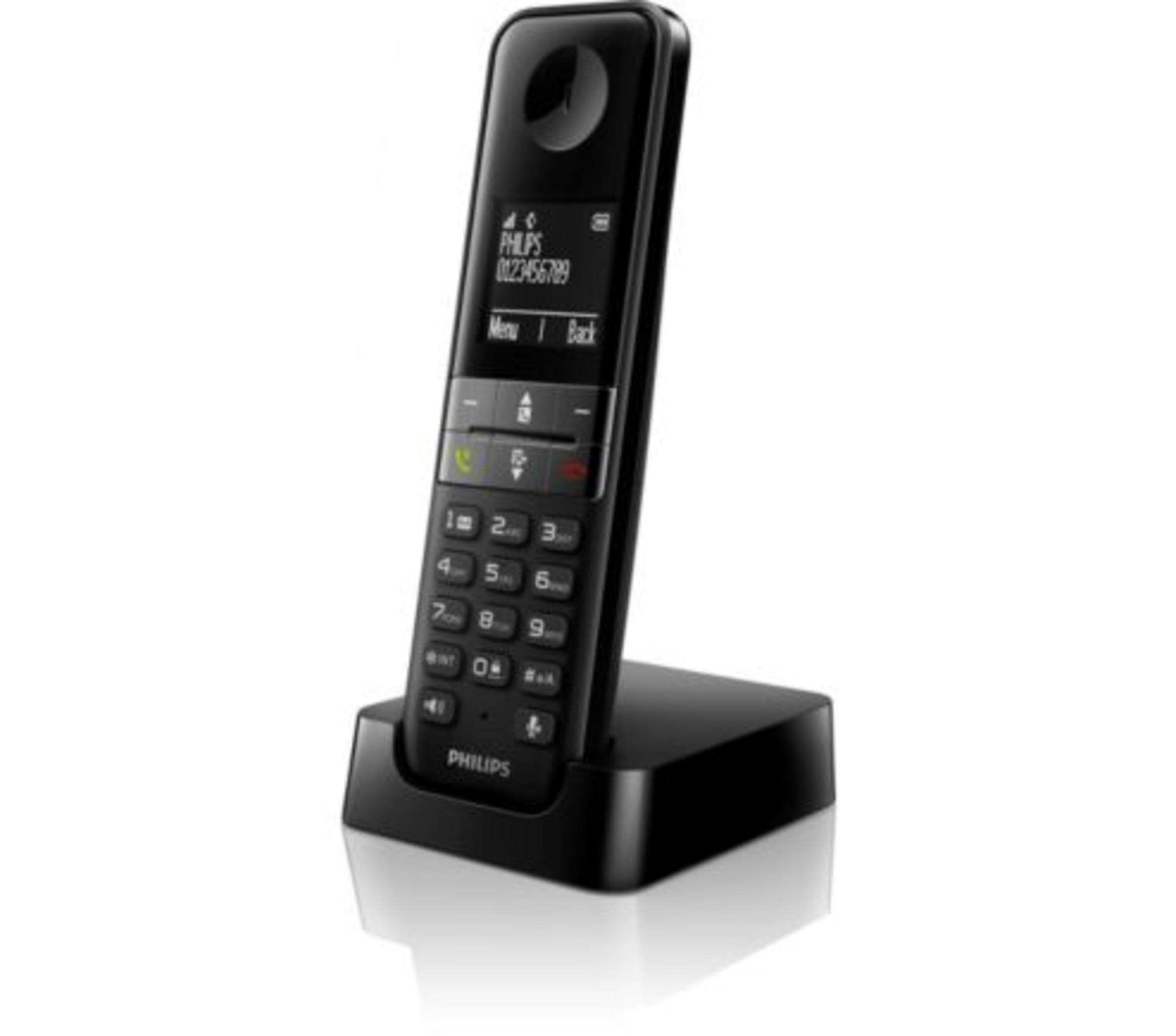 Un téléphone sans fil Philips noir est sur sa base de chargement.