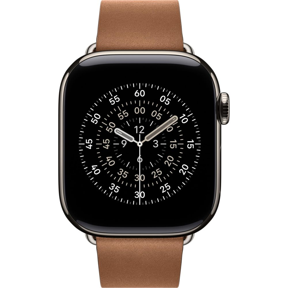 Primo piano di uno smartwatch con cinturino in pelle marrone e quadrante digitale nero che mostra l'ora.