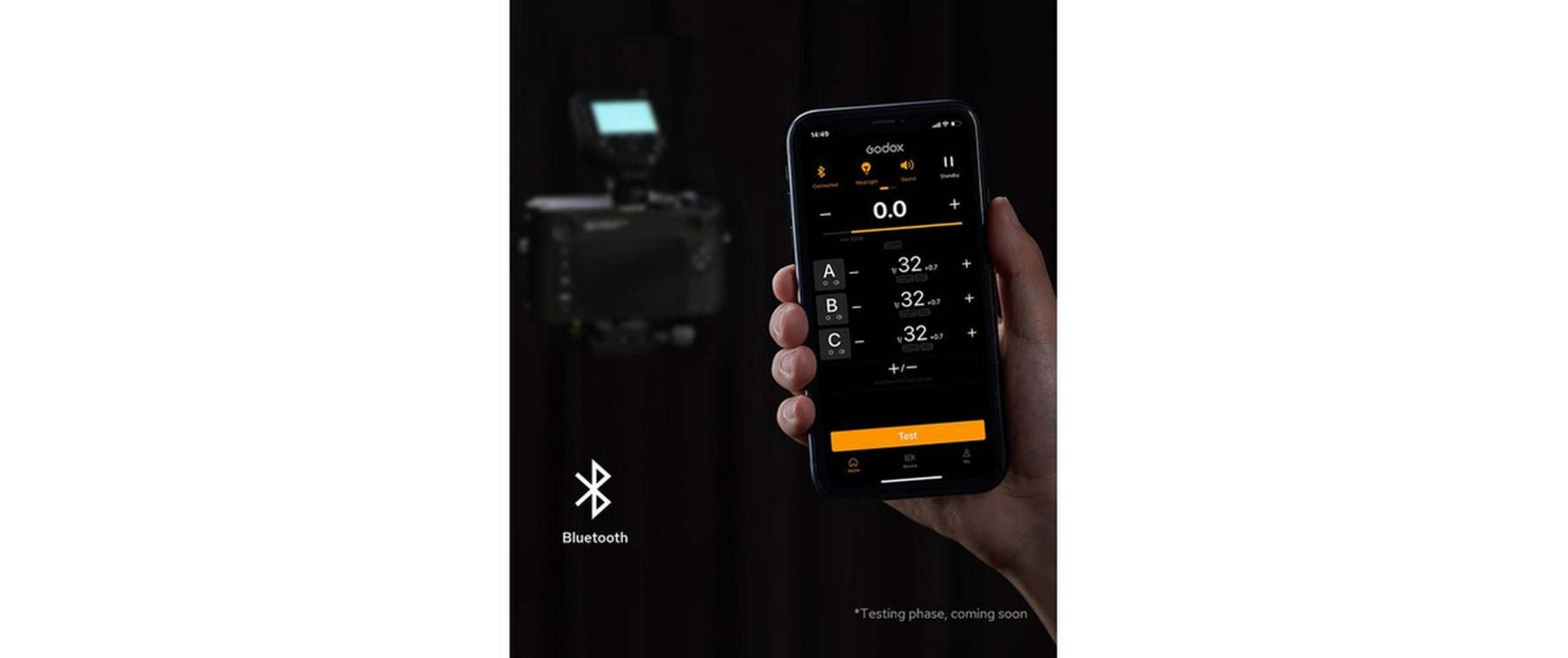 Un telefono con l'app Godox controlla una fotocamera. Simbolo Bluetooth.