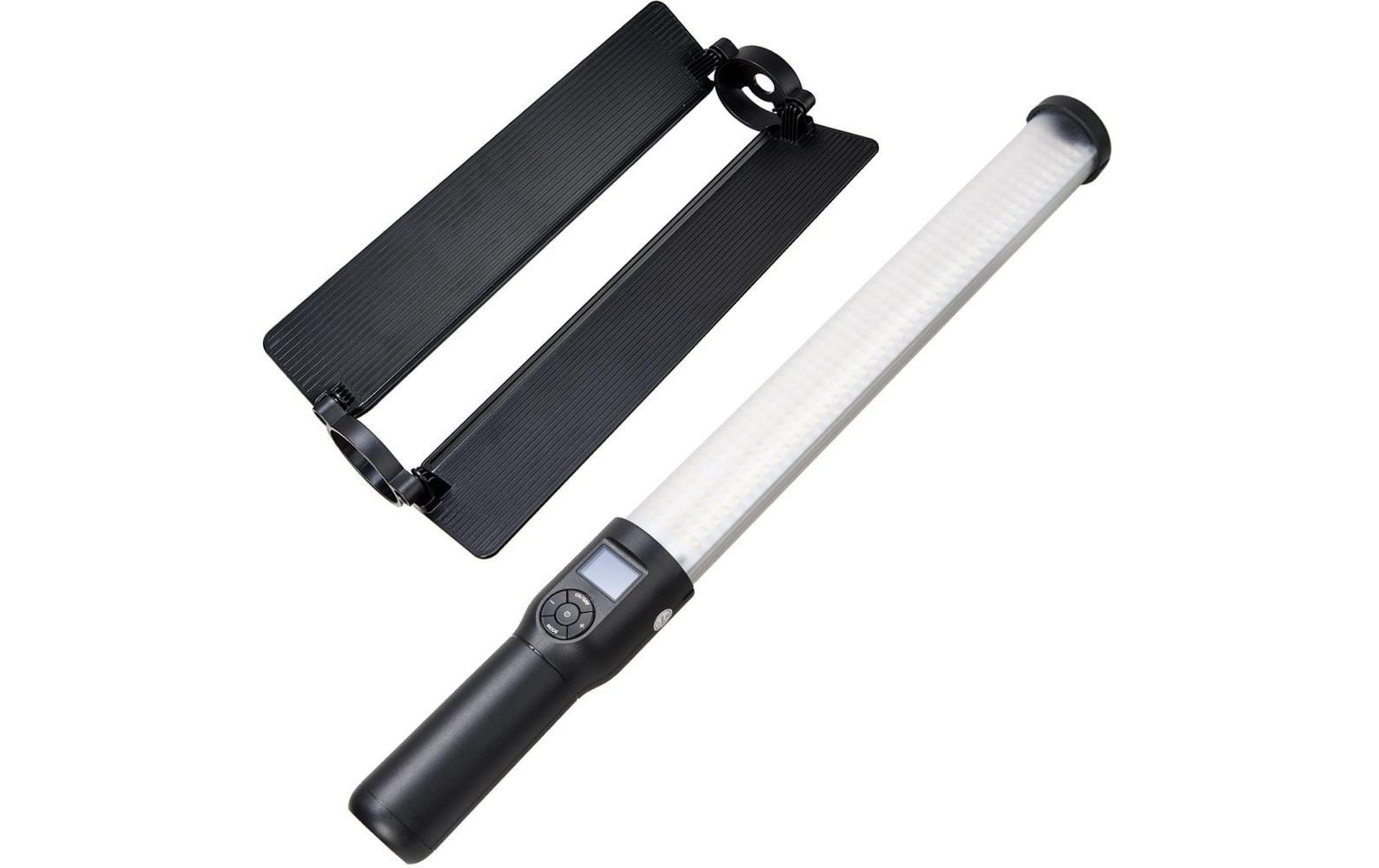 Une poignée noire avec écran et boutons, à côté d'un diffuseur de lumière noir.