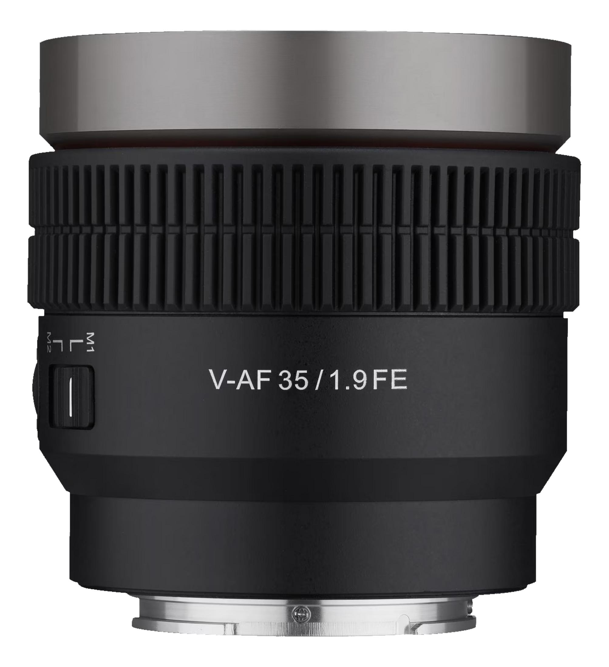 Czarny obiektyw aparatu z srebrną górą i oznaczeniami.