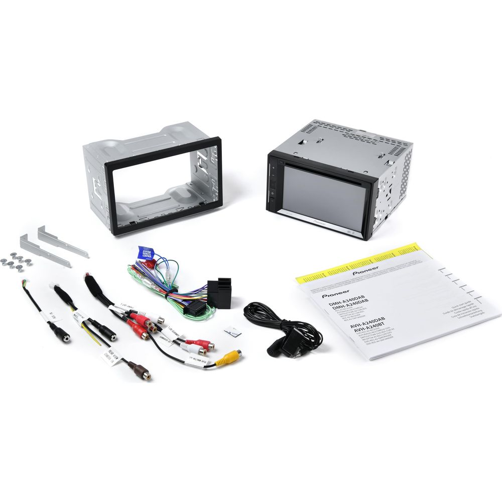 Kit d'installation autoradio Pioneer avec câbles, cadre et manuel.