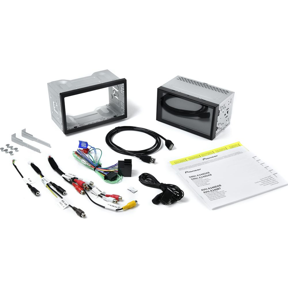 Kit d'installation d'autoradio Pioneer avec câbles, support et manuel.