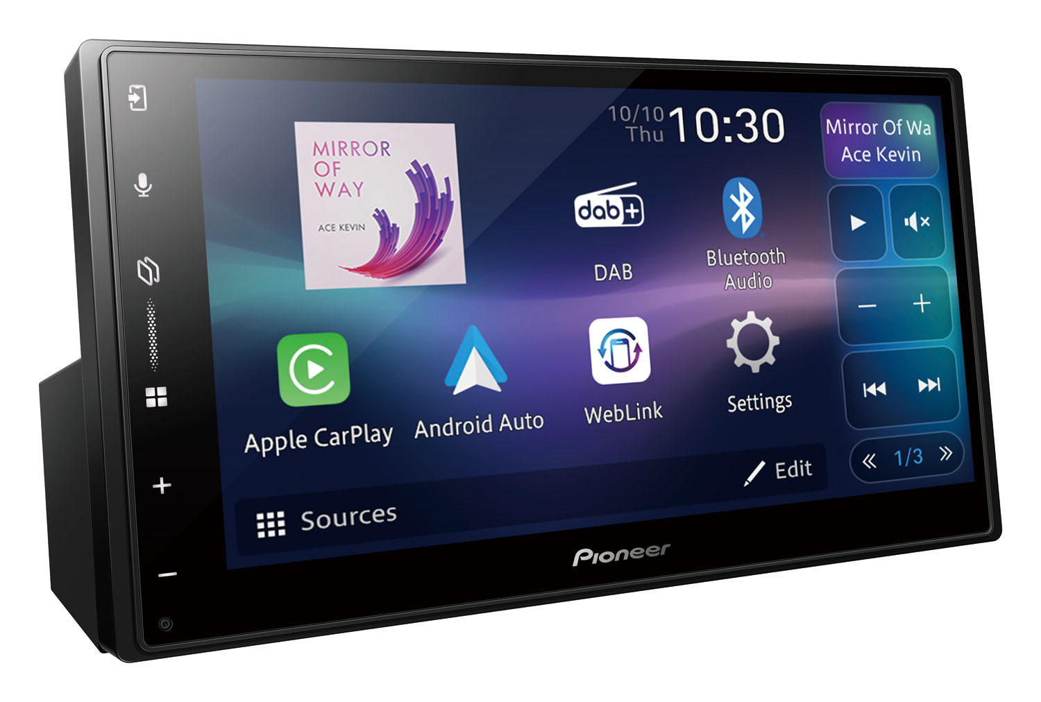Un écran tactile Pioneer affiche pochette album, DAB+, Bluetooth et applications.