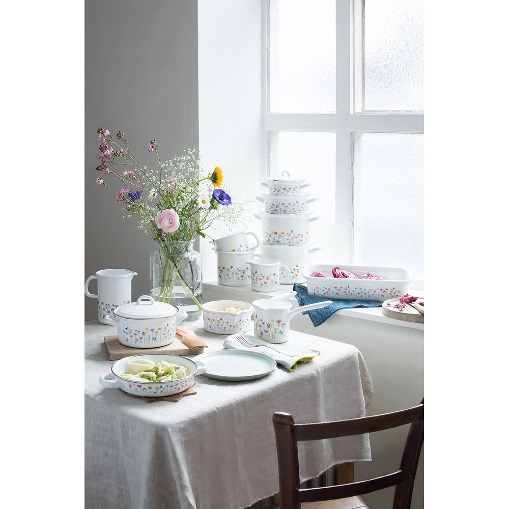 Vaisselle blanche à motif floral, bouquet de fleurs, viande crue dans un plat.