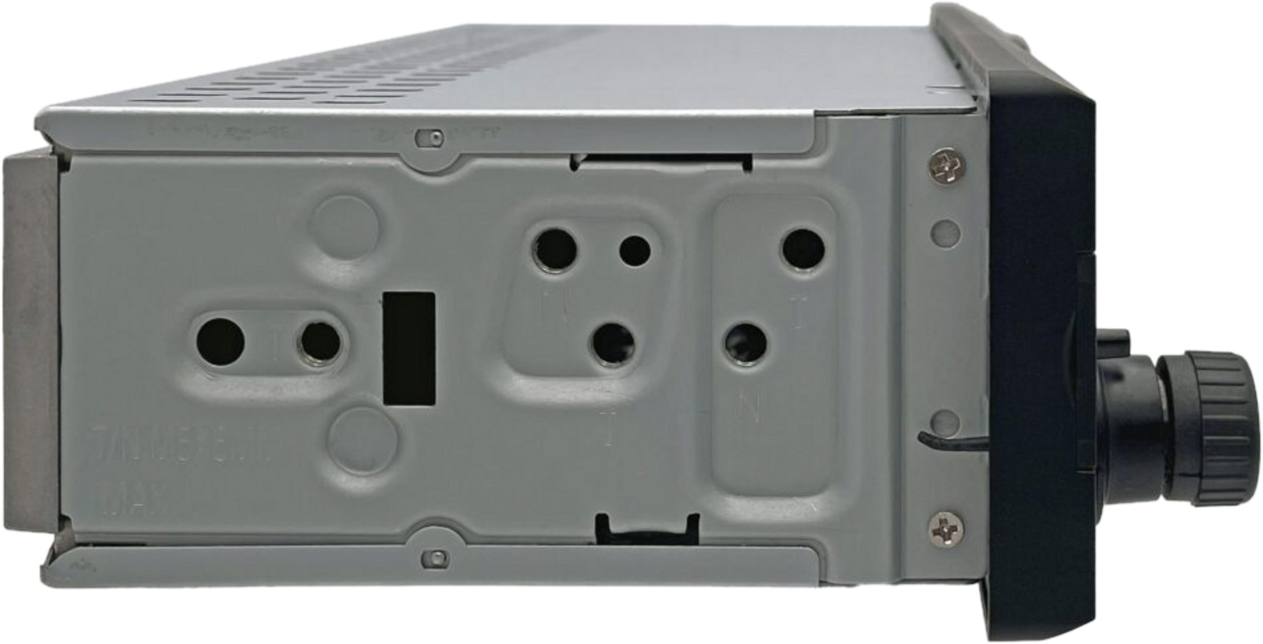 L'arrière d'un autoradio montrant des ports et un bouton.