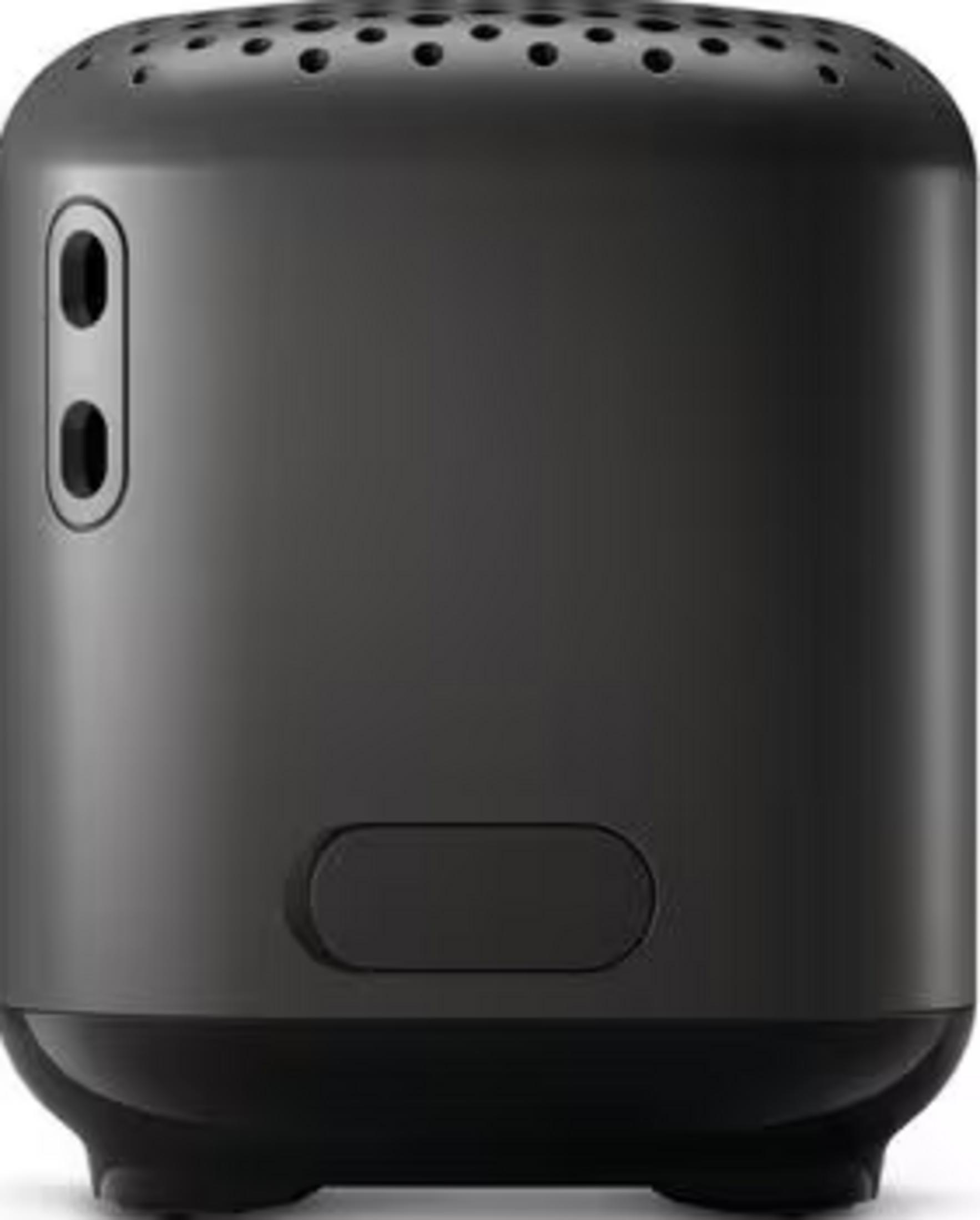 Ciemny, cylindryczny głośnik z otworami wentylacyjnymi na górze i przyciskami po bokach.