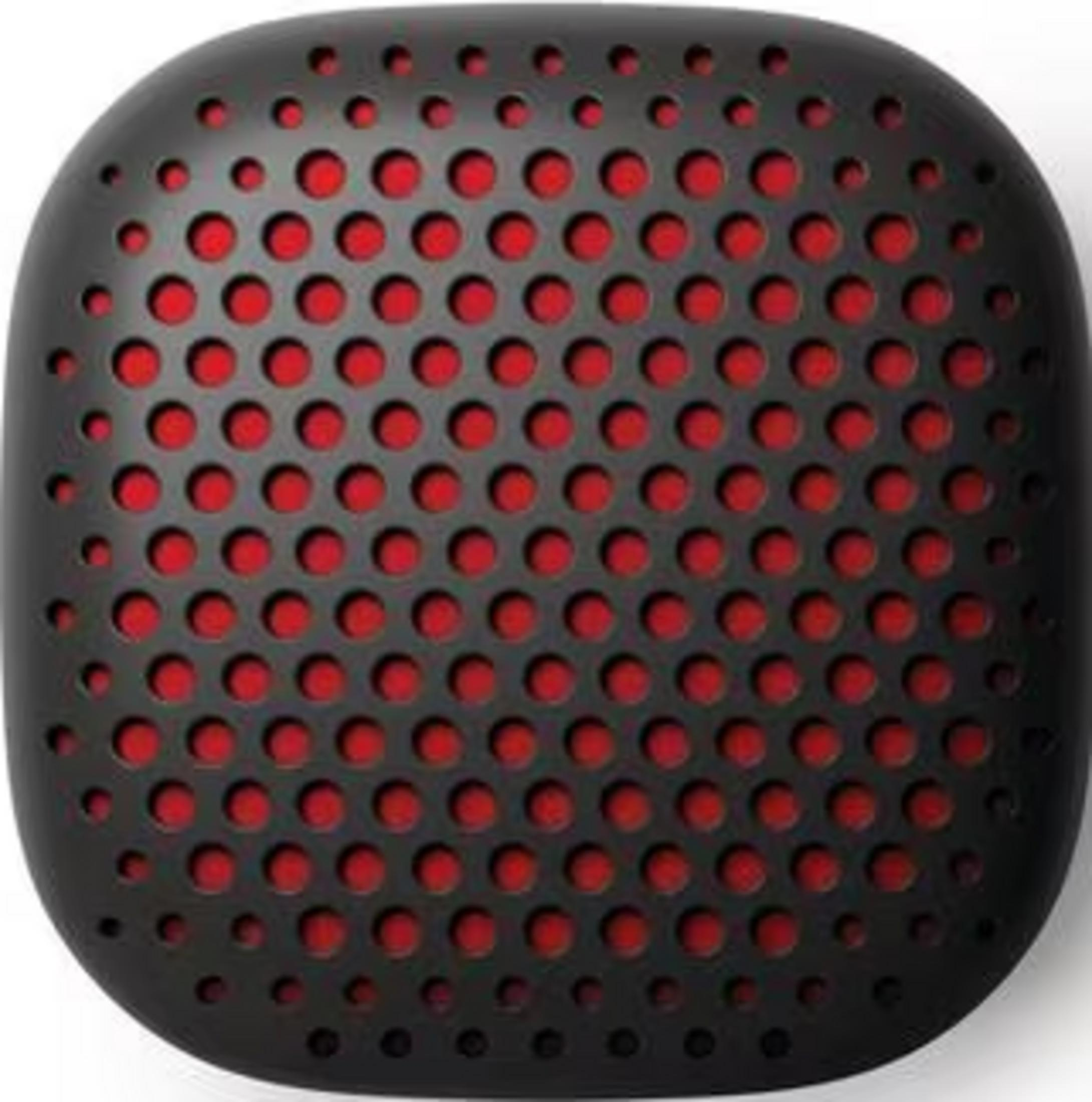 Czarny głośnik z czerwonymi akcentami i perforowanym wzorem.