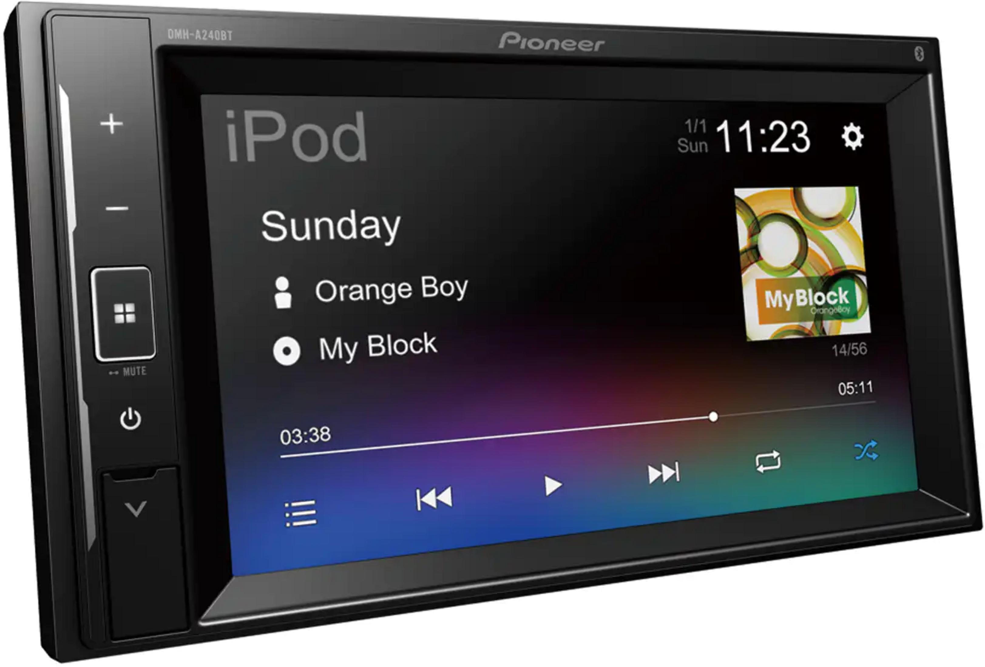 Une autoradio Pioneer DMH-A240BT affiche l'écran iPod avec les commandes de chanson et de lecture.