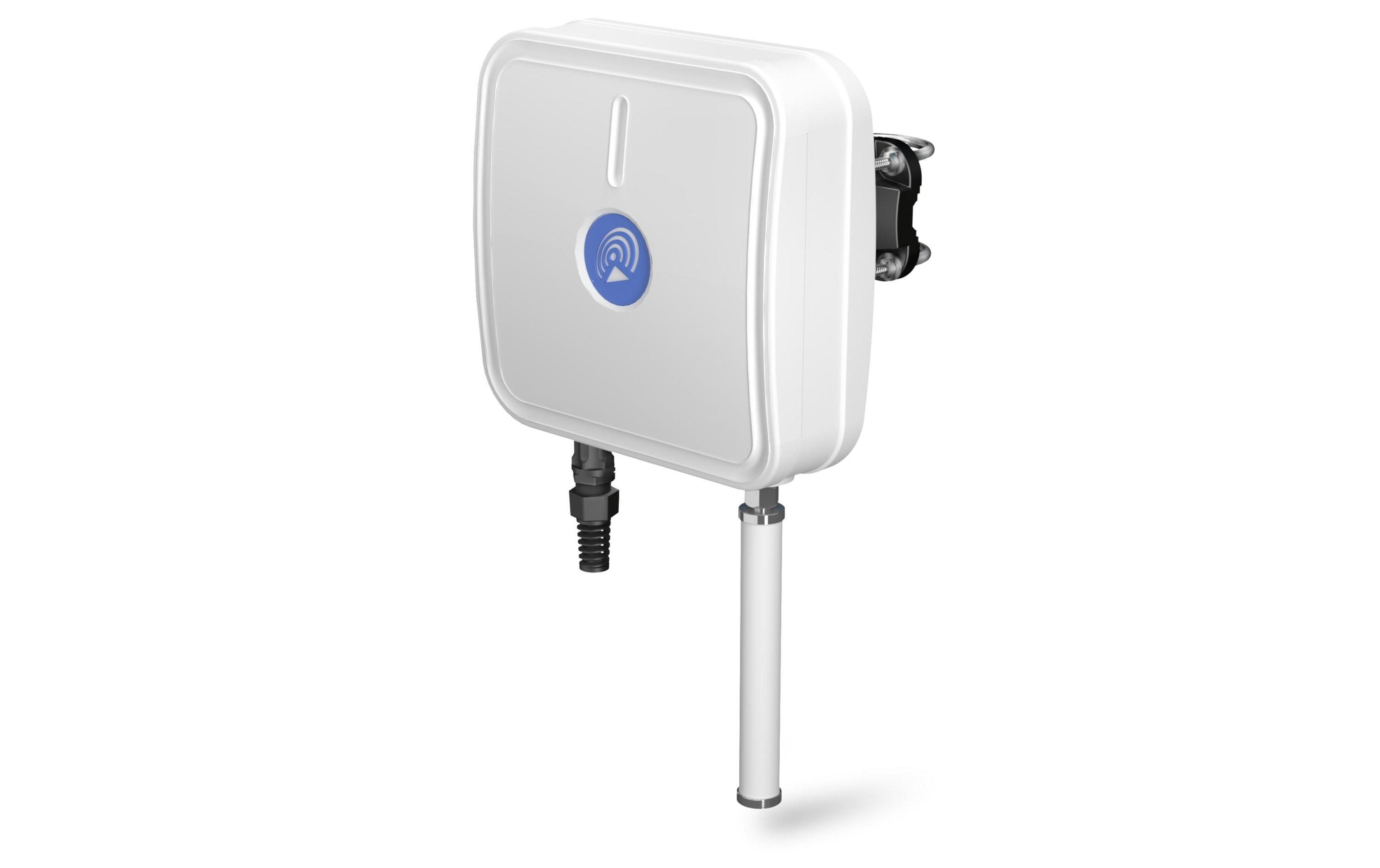 Białe urządzenie z niebieskim logo, zamontowane na ścianie, z kablami i antenami.