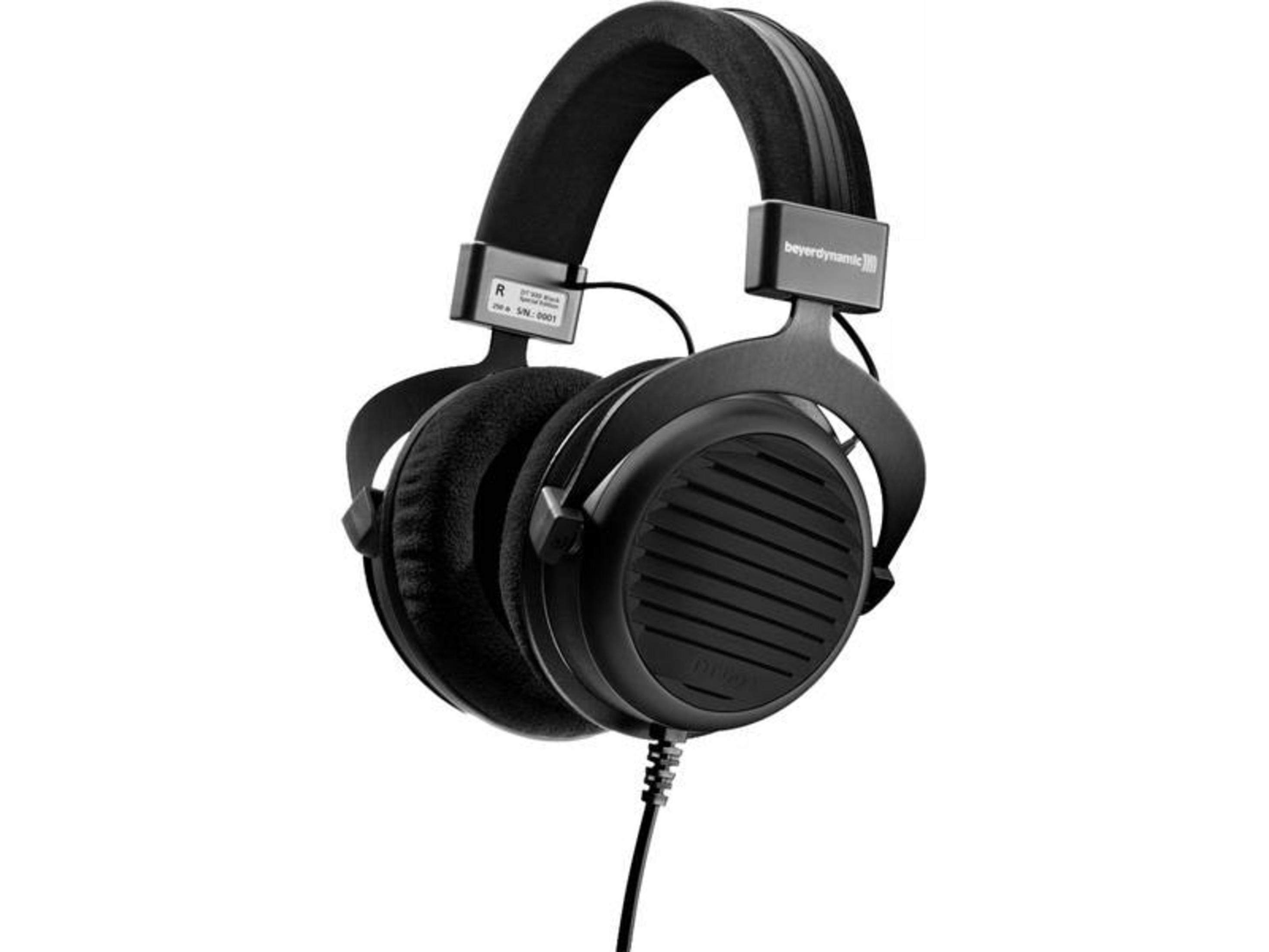 Czarne słuchawki Beyerdynamic z wyściełanym pałąkiem i kablem.