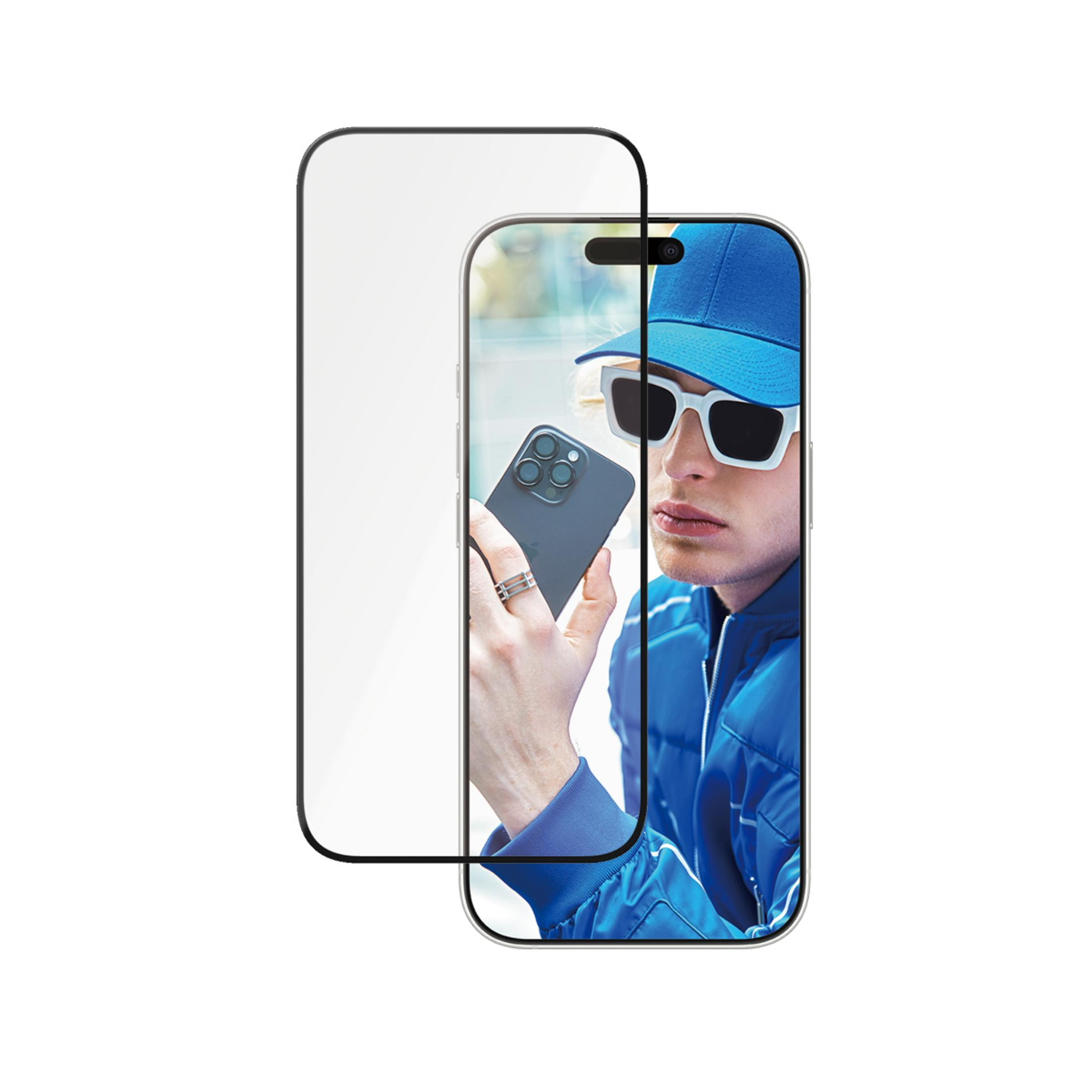 Güneş gözlüklü, mavi şapkalı bir adam akıllı telefonu ekran koruyucunun önünde tutuyor.