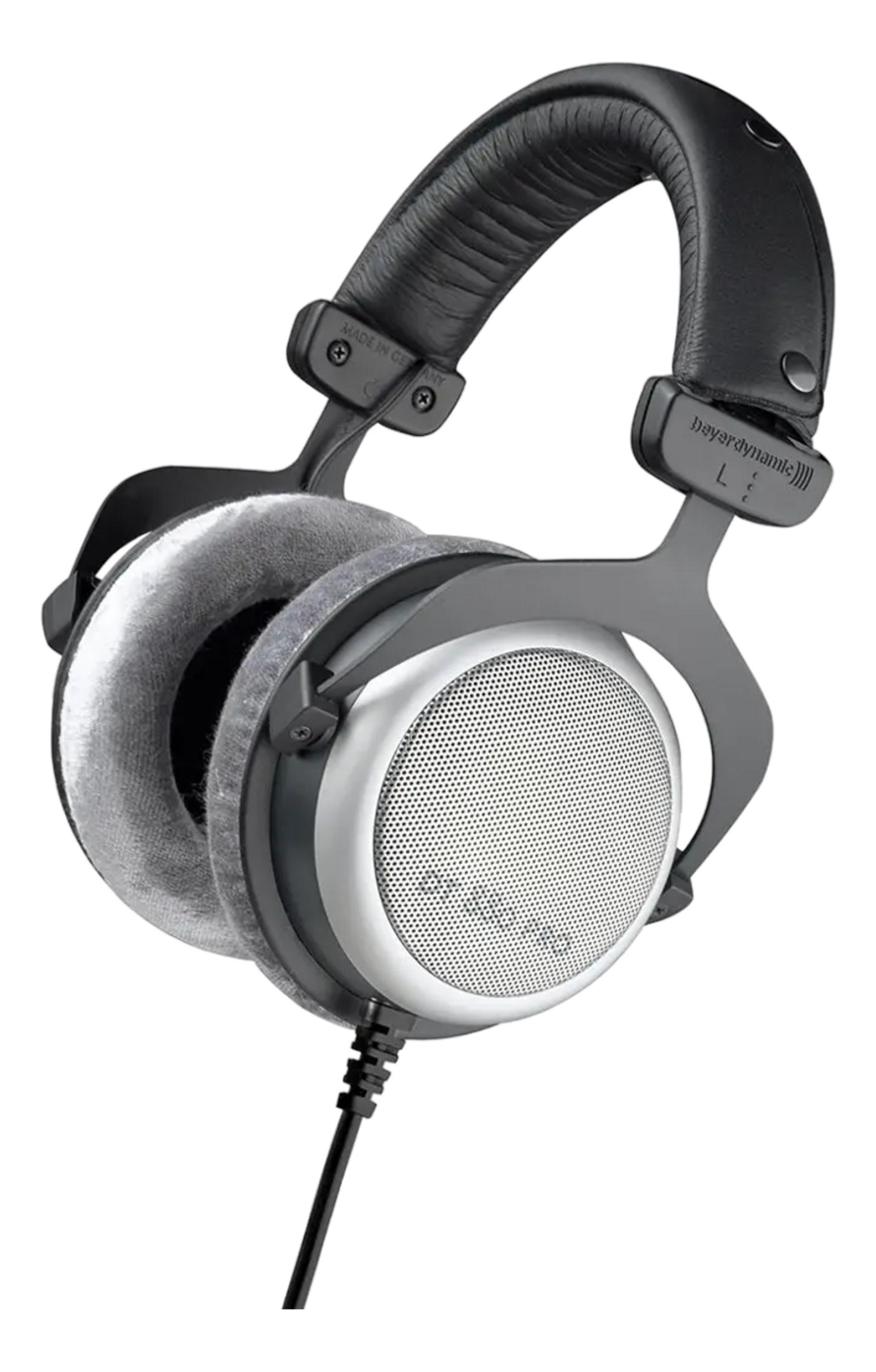 Czarne słuchawki Beyerdynamic z szarymi nausznikami i kablem.