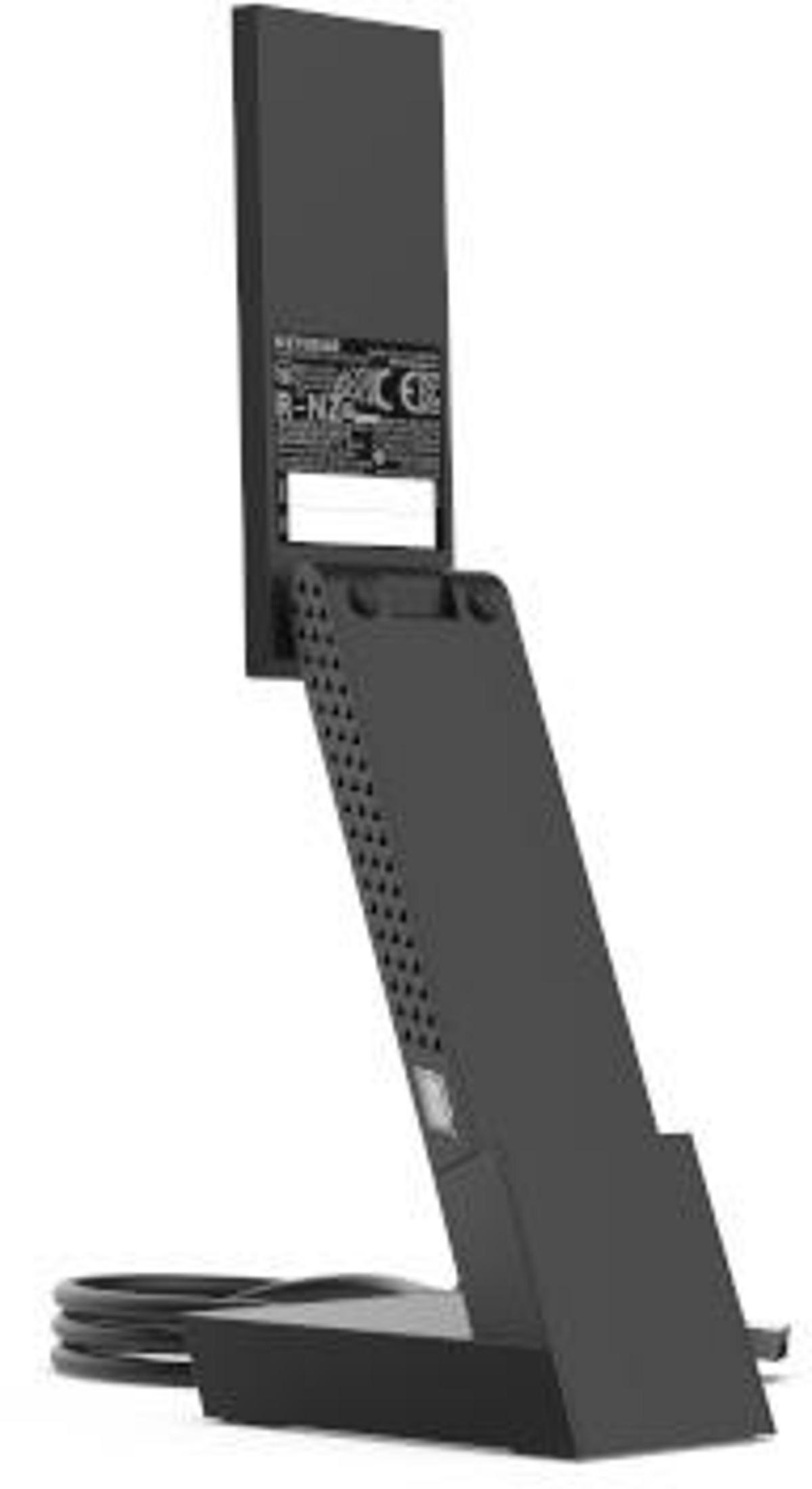 Czarny adapter routera z kablem stoi na podstawie.