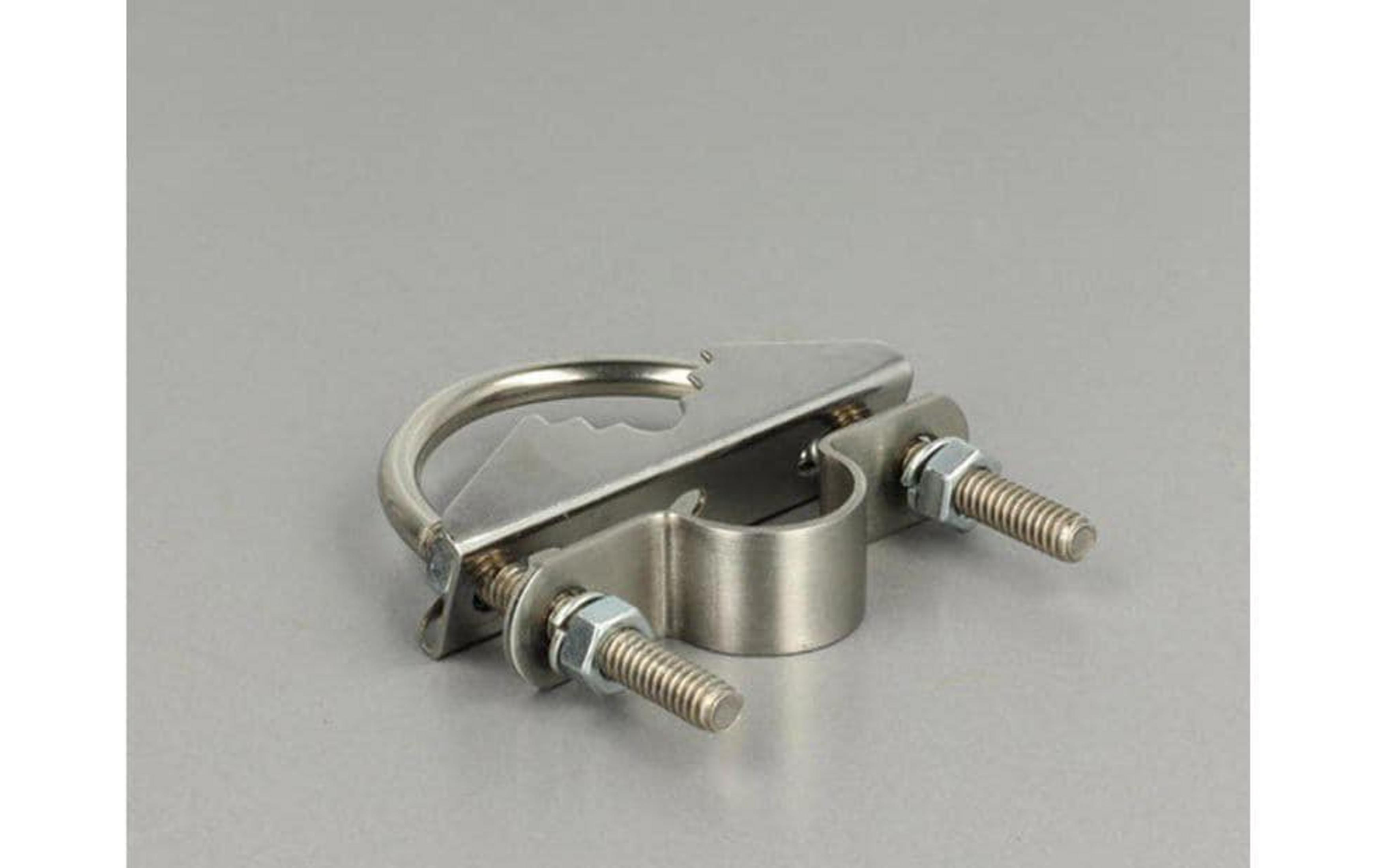 Morsetto metallico con bulloni e dadi su sfondo grigio.