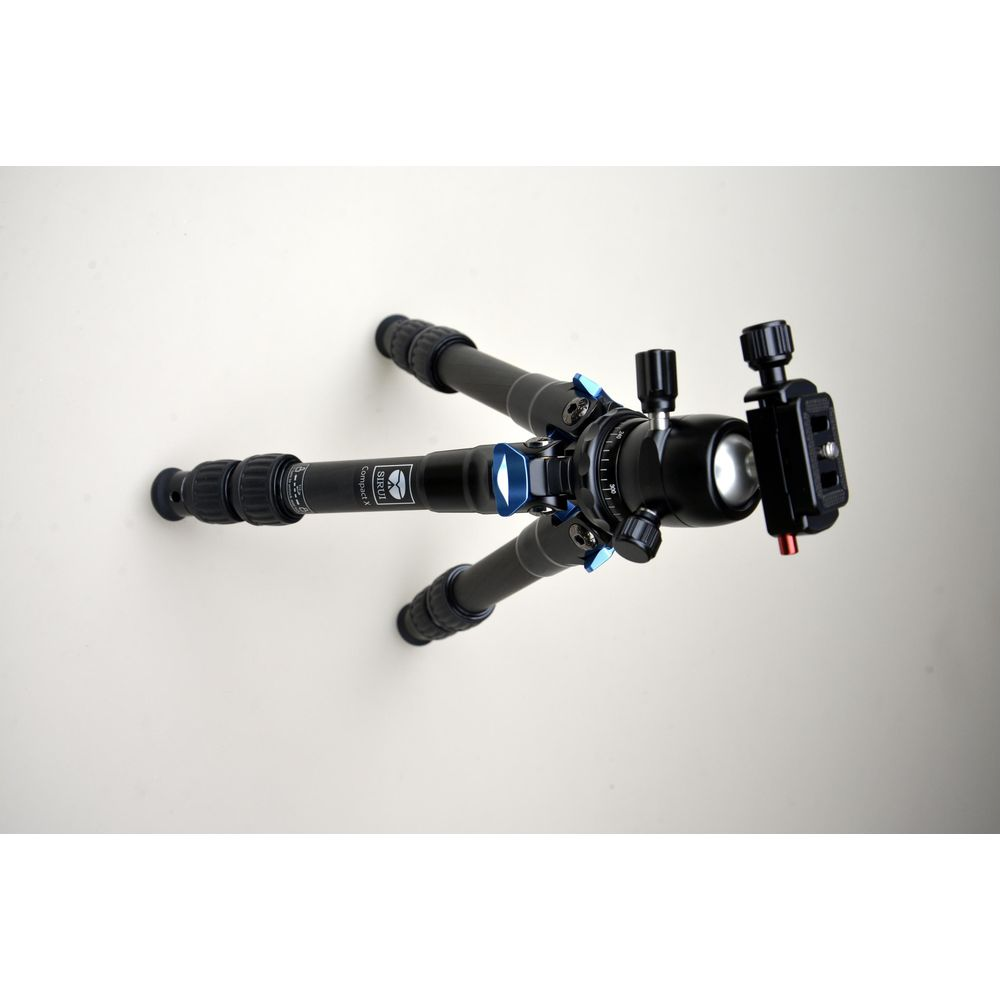 Un trépied compact SIRUI noir avec rotule sur fond clair.