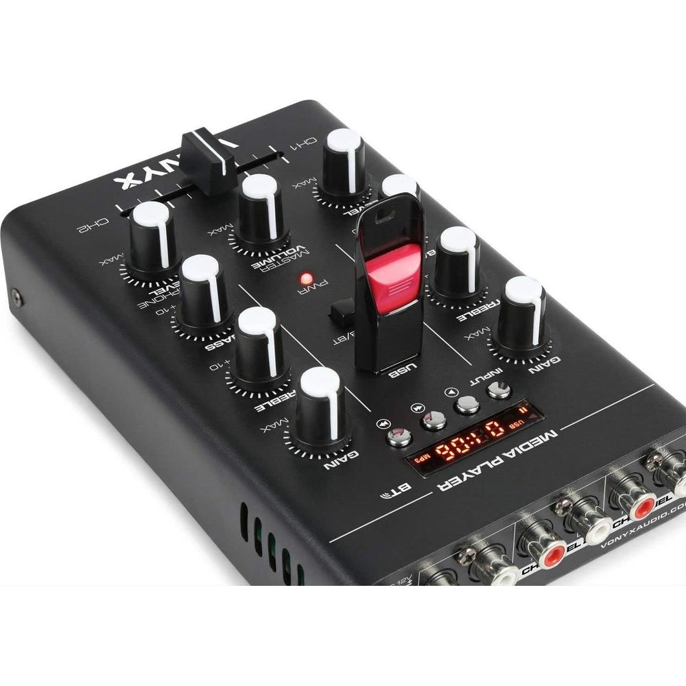 Mezclador de audio negro con perillas, deslizadores, puerto USB y pantalla.