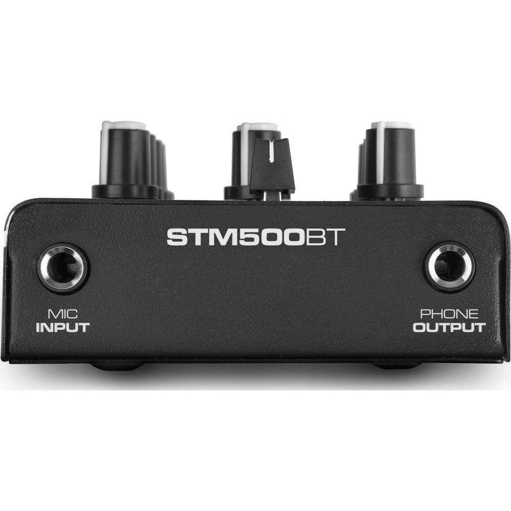 Dispositivo de audio negro con perillas y puertos: MIC INPUT, PHONE OUTPUT.
