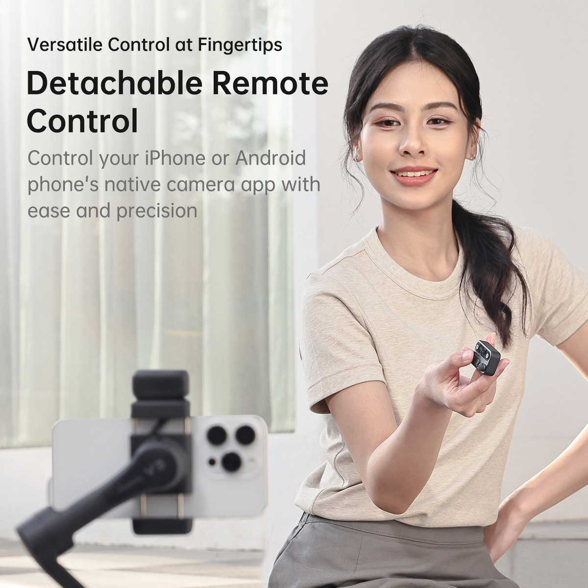 Une femme tient une petite télécommande, un téléphone est monté sur un cardan.