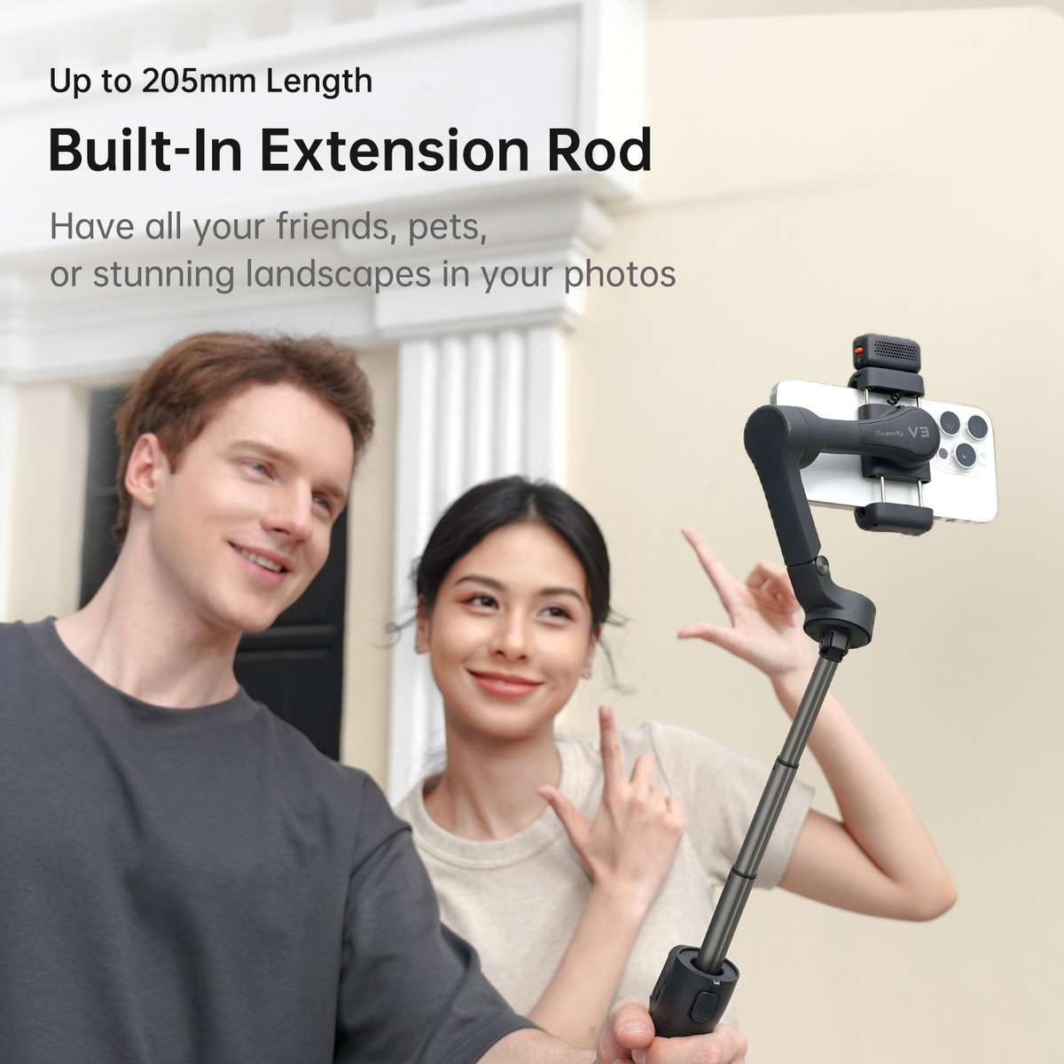 Un homme et une femme prennent un selfie avec une perche extensible.