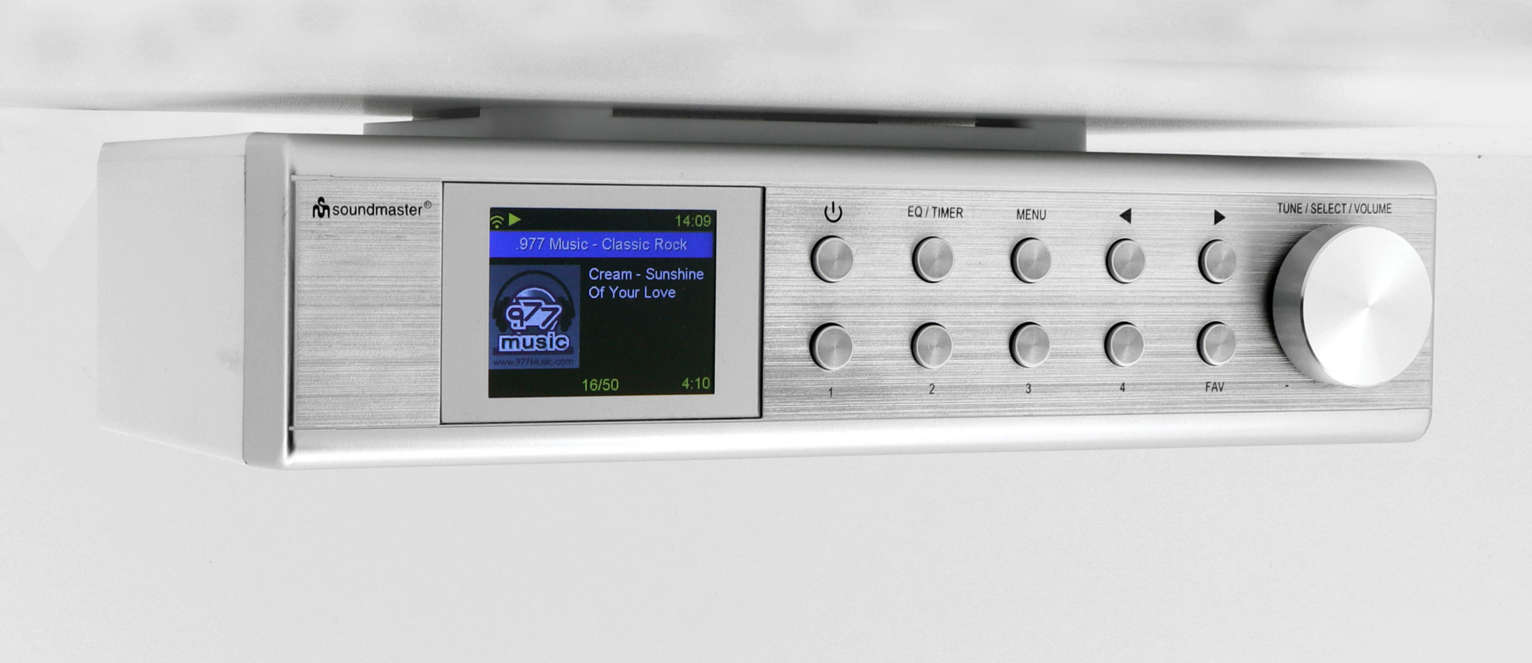 Silbernes Soundmaster-Radio mit Display, das Musikinformationen anzeigt.
